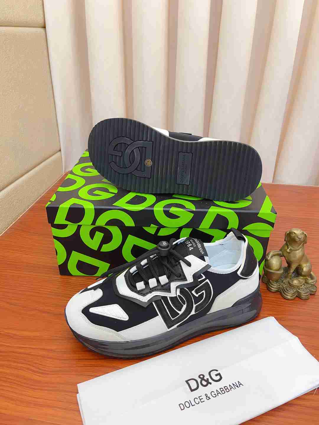 דולצ'ה גאבנה ספורט אלגנט שחור לבן