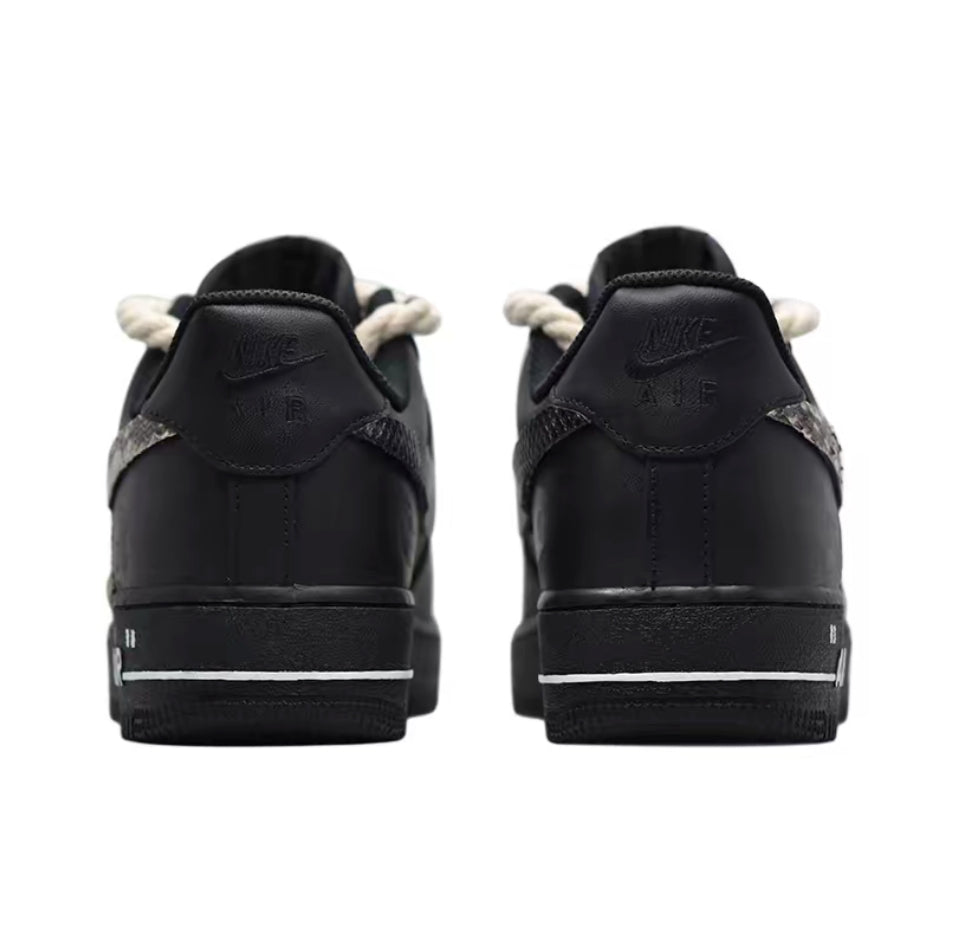 נייק אייר פורס שחורות שרוך חבל