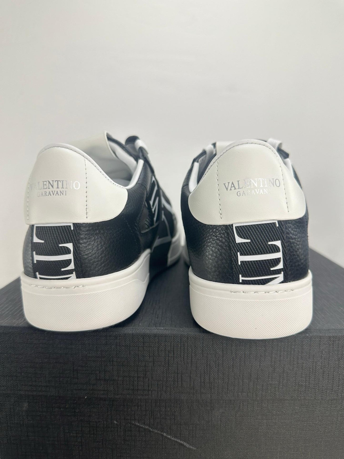 ולנטינו סניקרס שחור