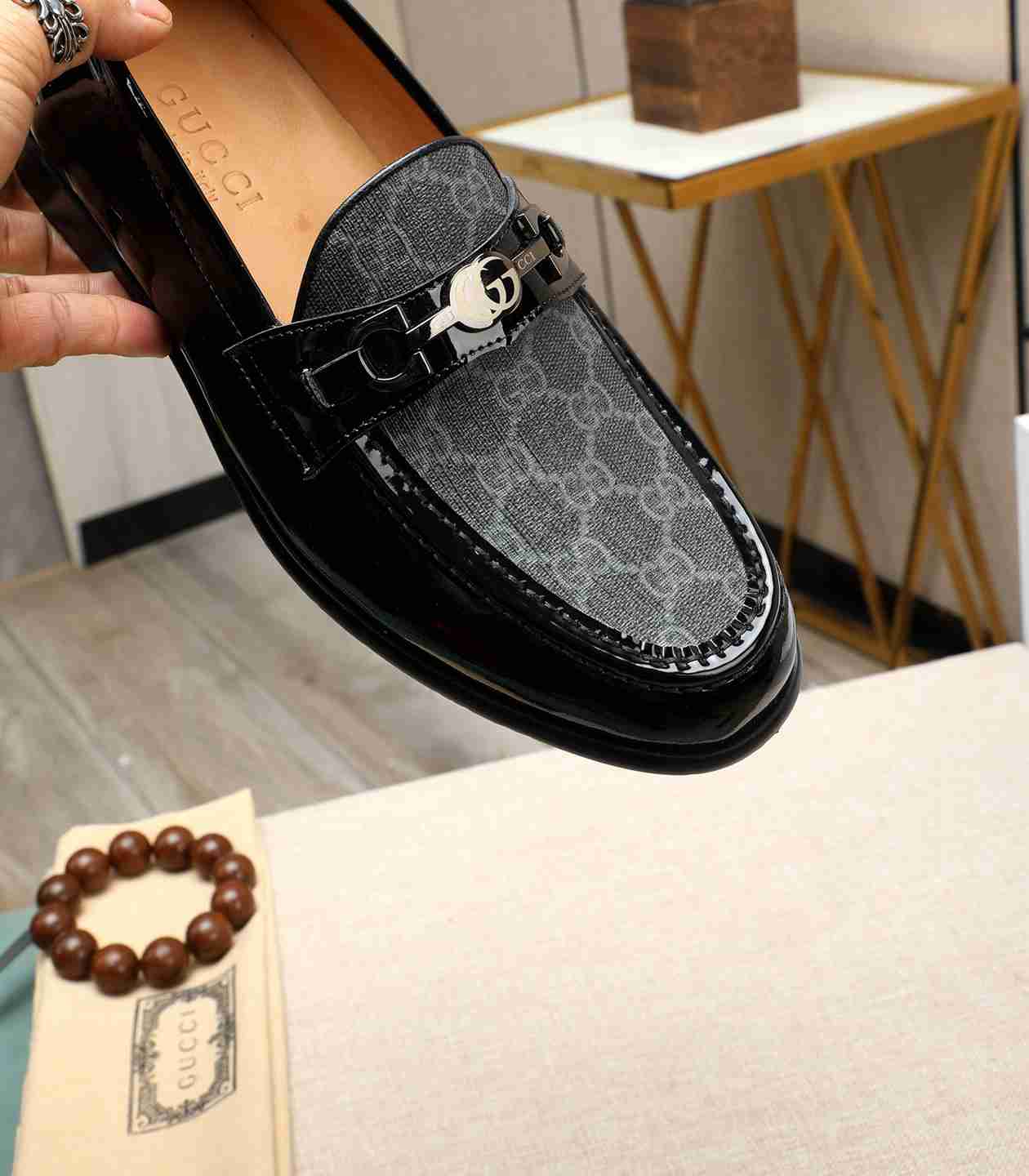 גוצ'י מוקסין שחור אפור חצי עור