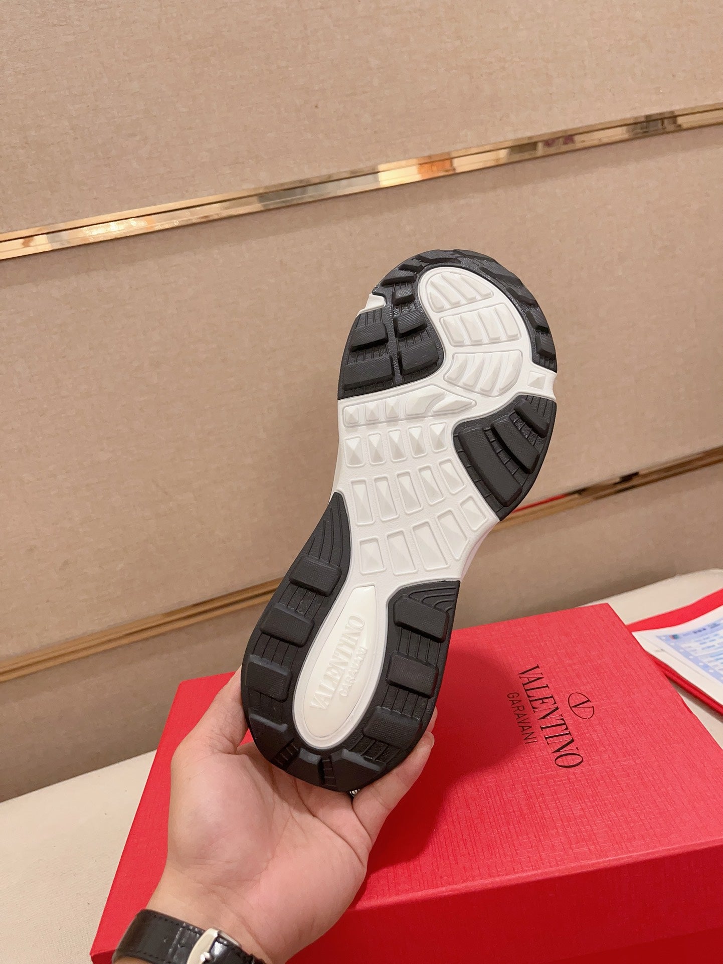 ולנטינו ספורט אלגנט לבן שחור