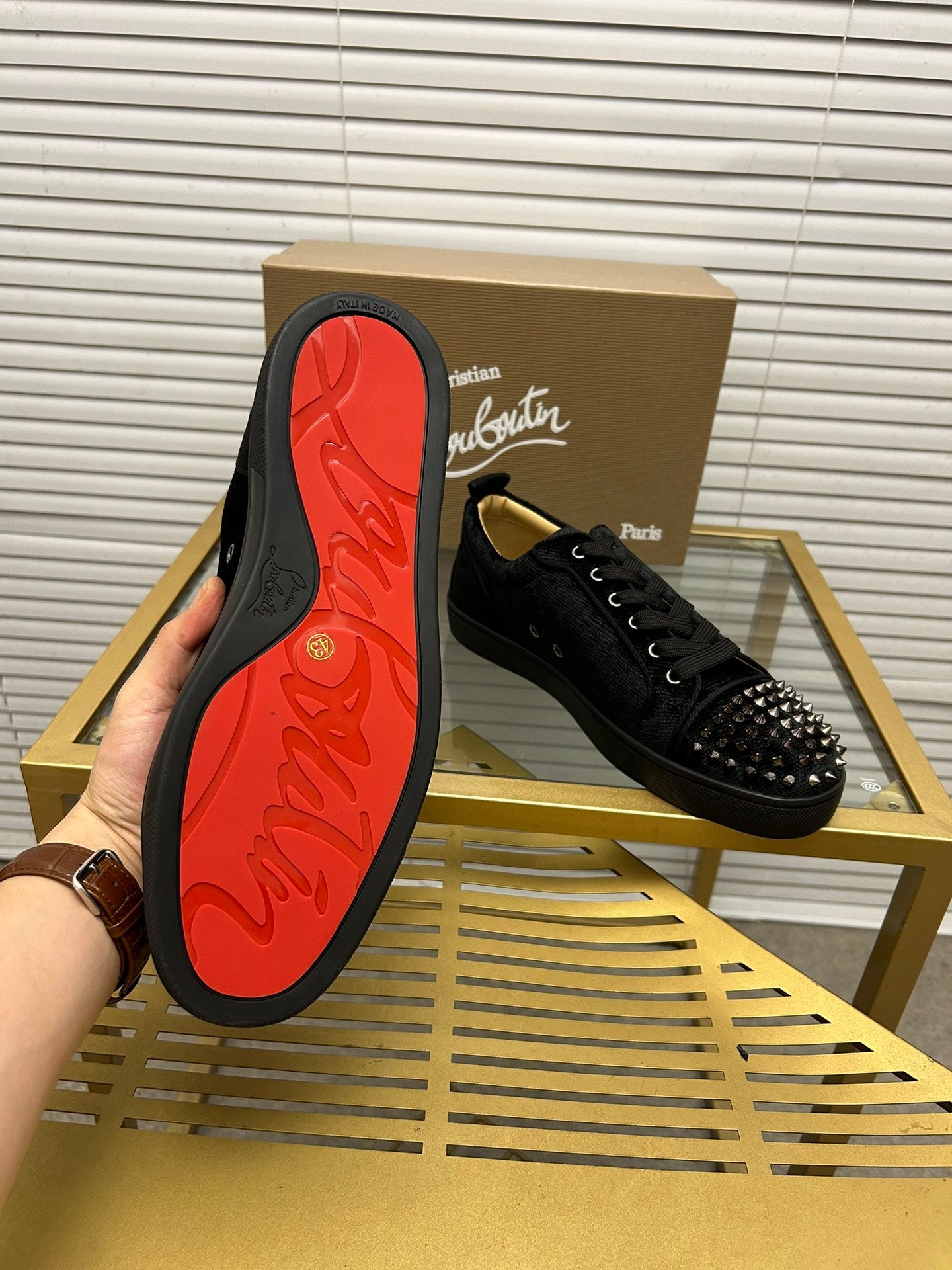 לובטיין סניקרס שחור ניטים