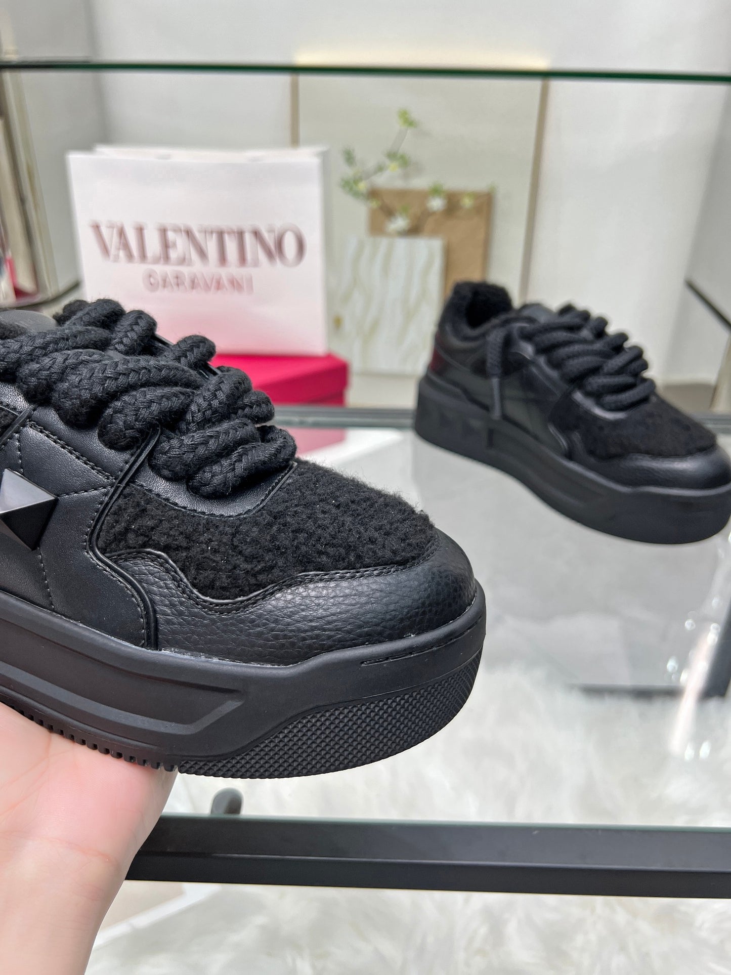 ולנטינו סניקרס פרווה שחור מט