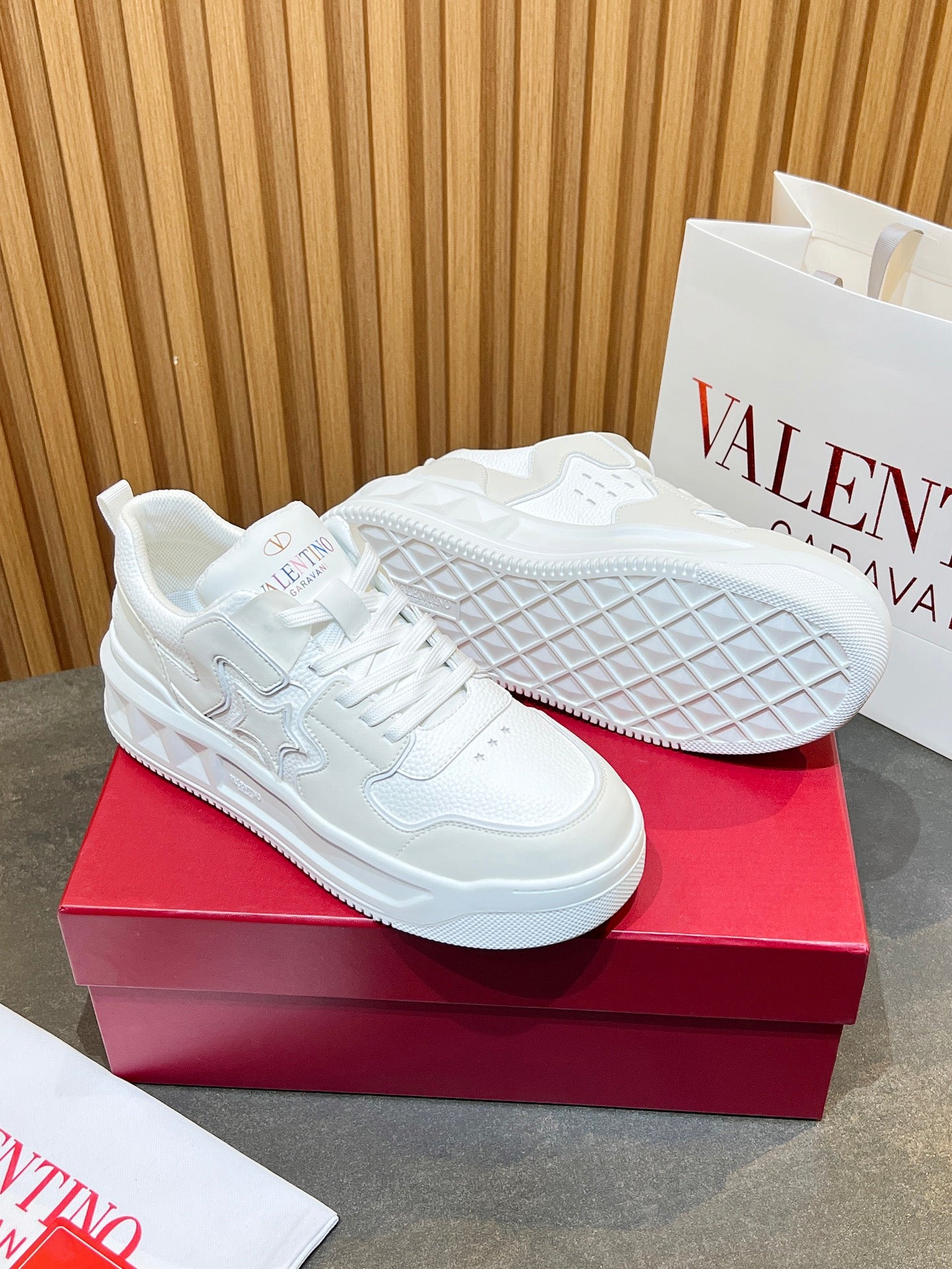 ולנטינו ספורט אלגנט לבן מט