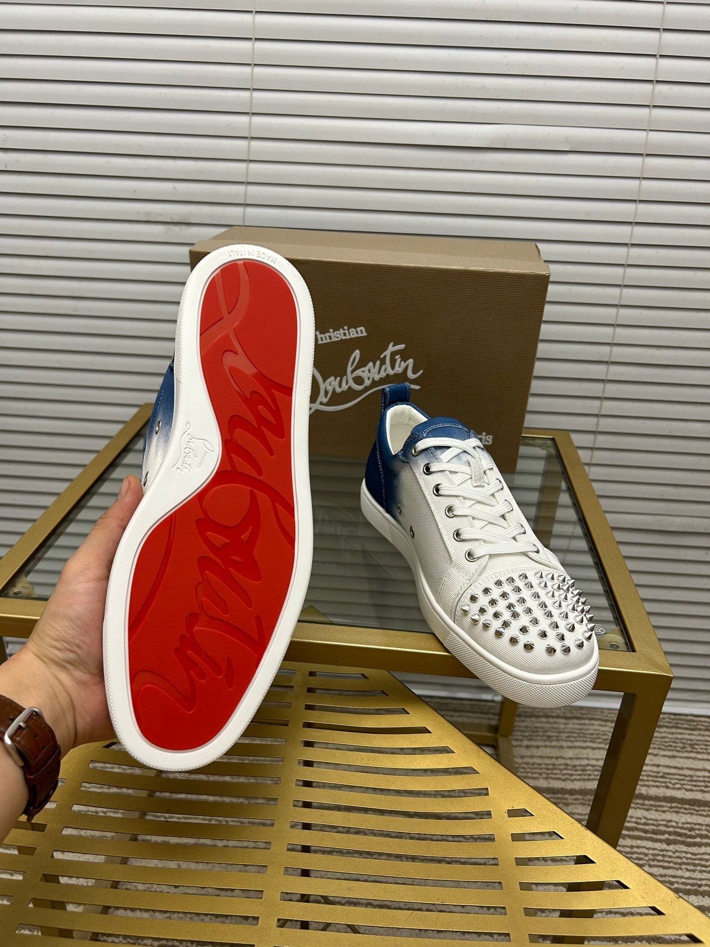 לובטיין סניקרס לבן חצי ג'ינס