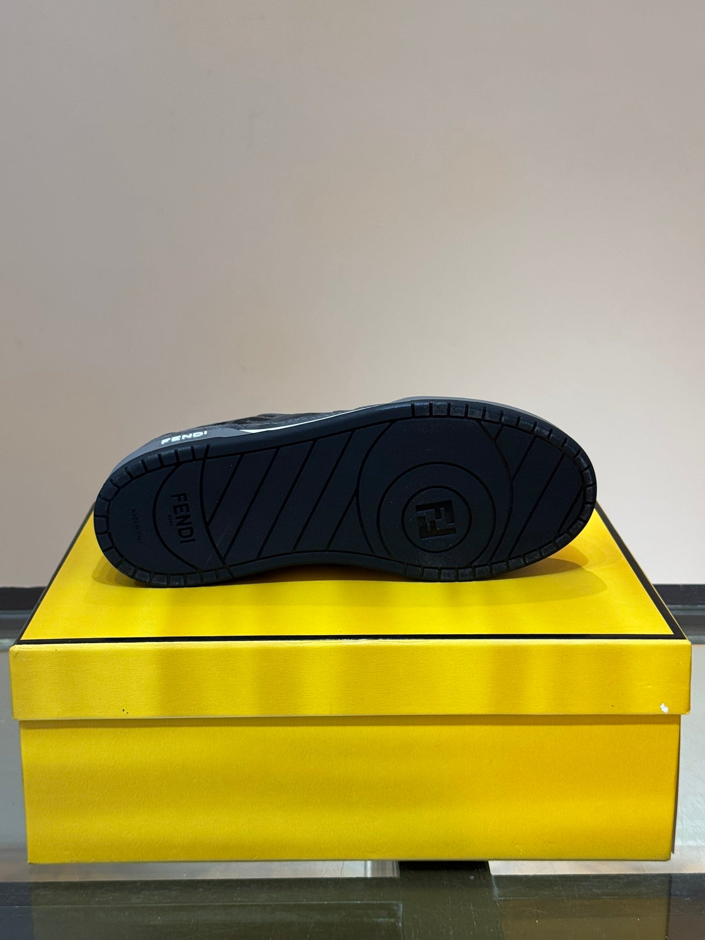 פנדי סניקרס שחור חצי עור