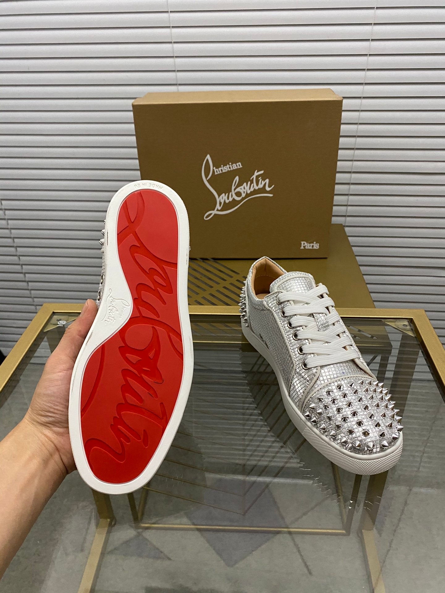 לובטיין סניקרס כסף