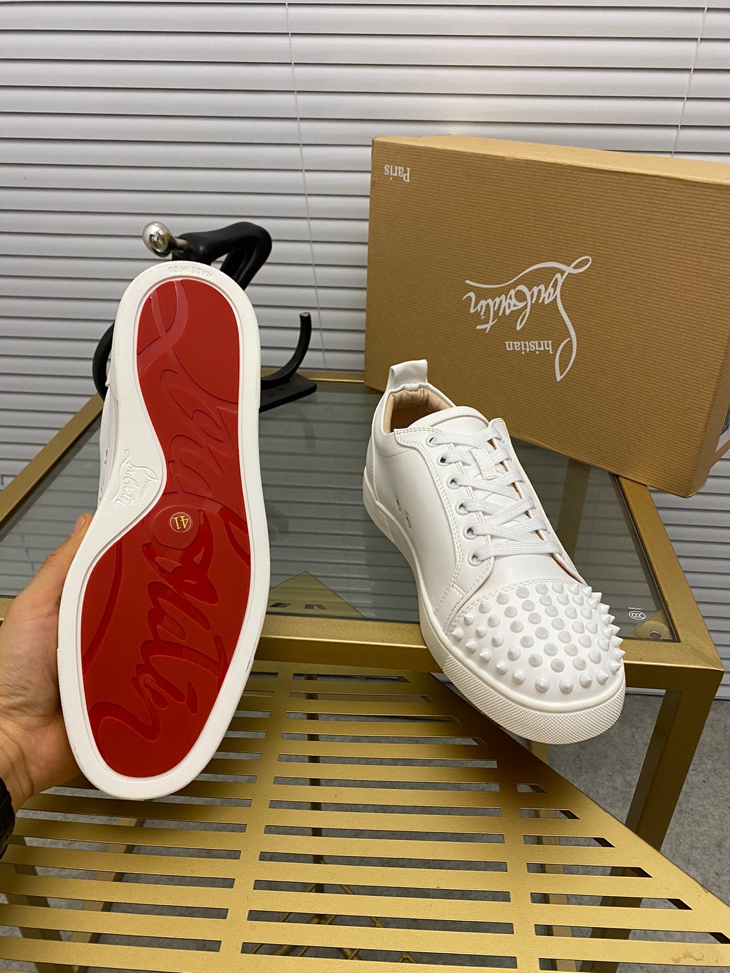 לובטיין סניקרס לבן