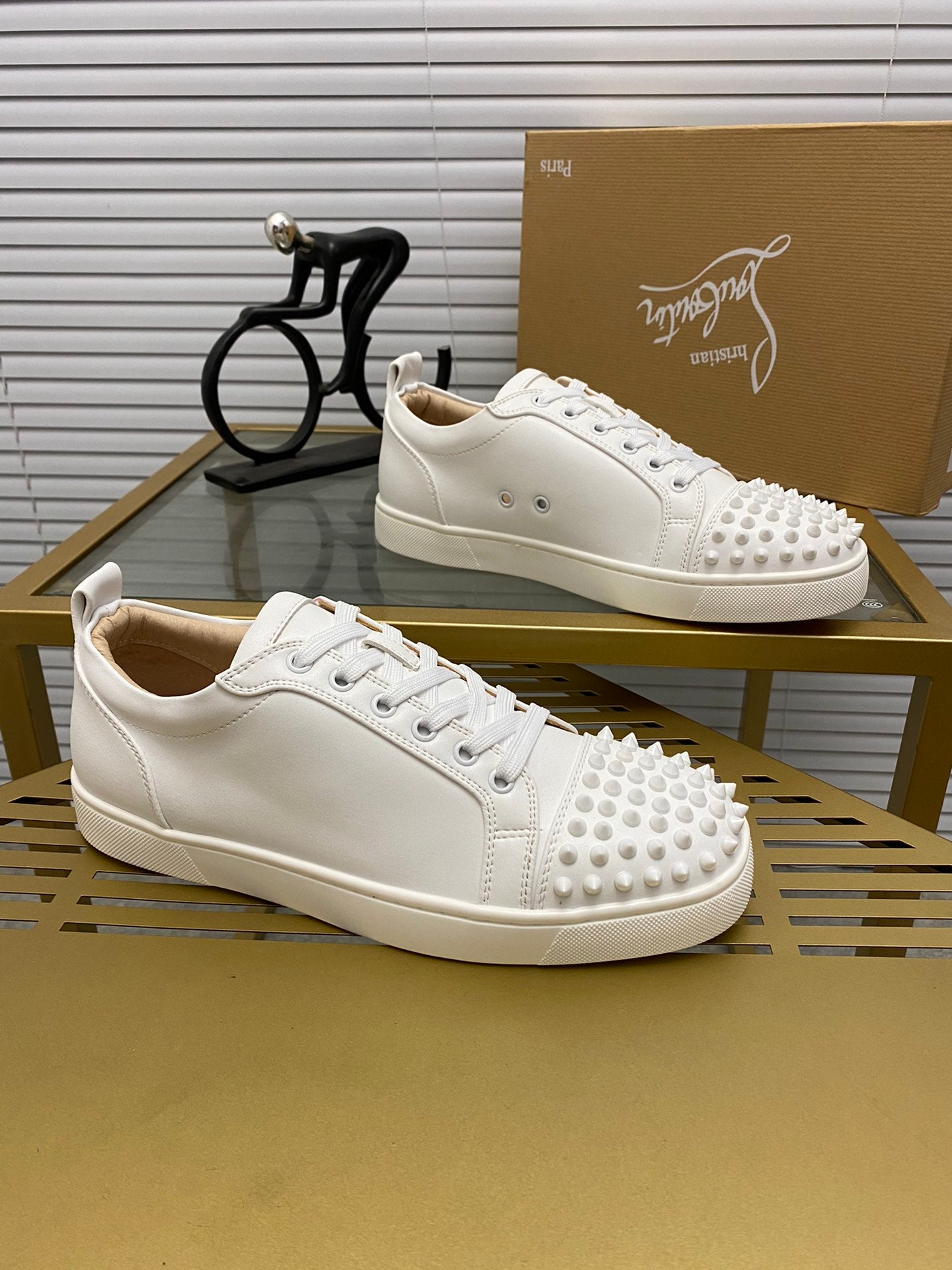 לובטיין סניקרס לבן