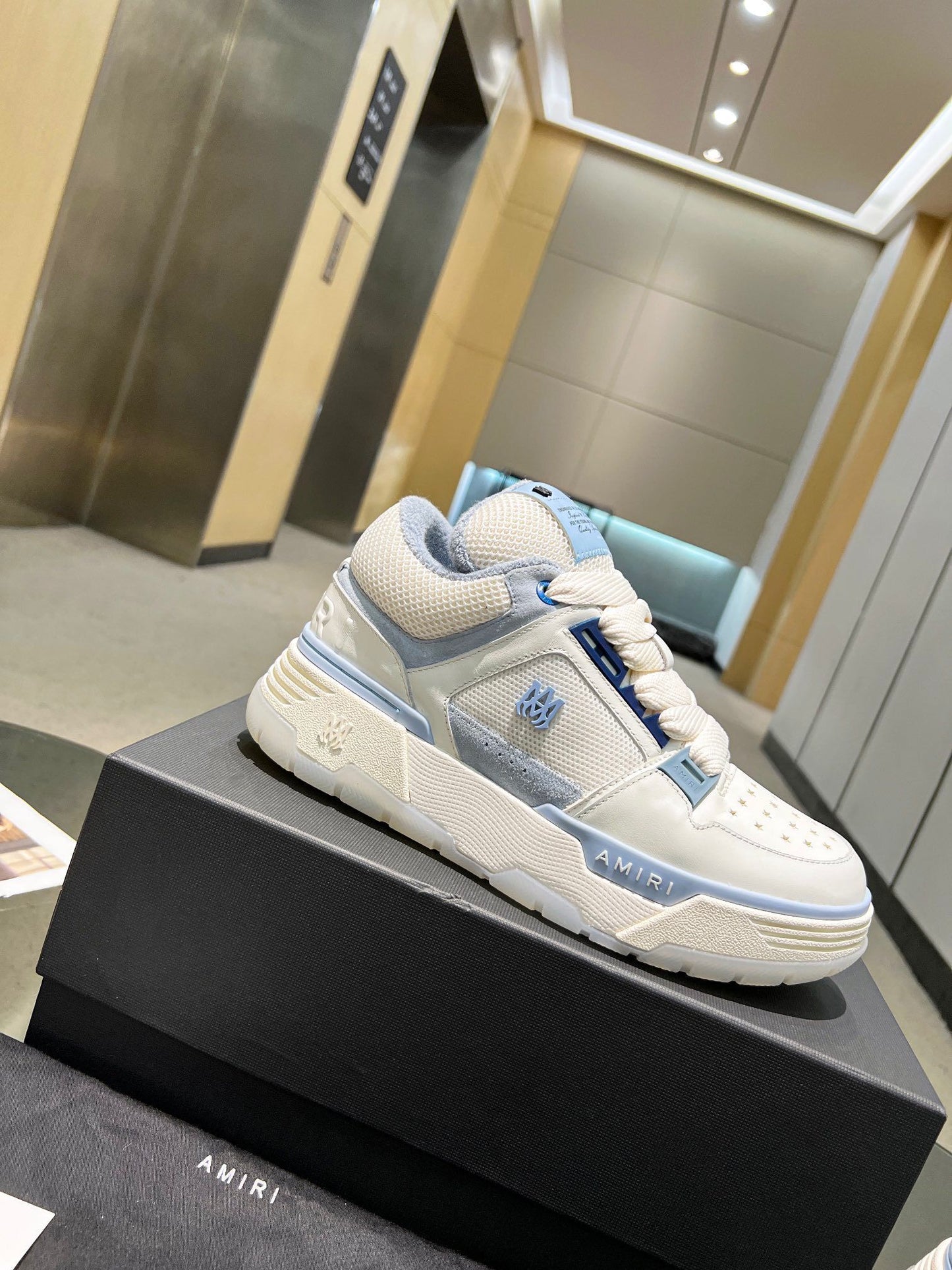 אמירי ספורט אלגנט לבן תכלת