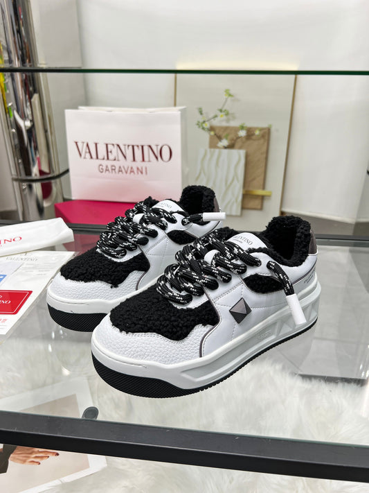 ולנטינו סניקרס פרווה שחור לבן