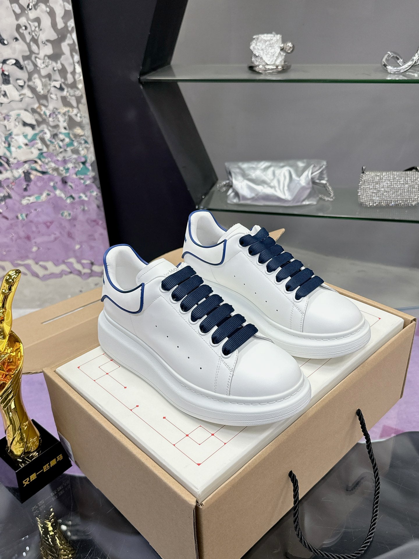 מקווין סניקרס לבן עם שרוך כחול