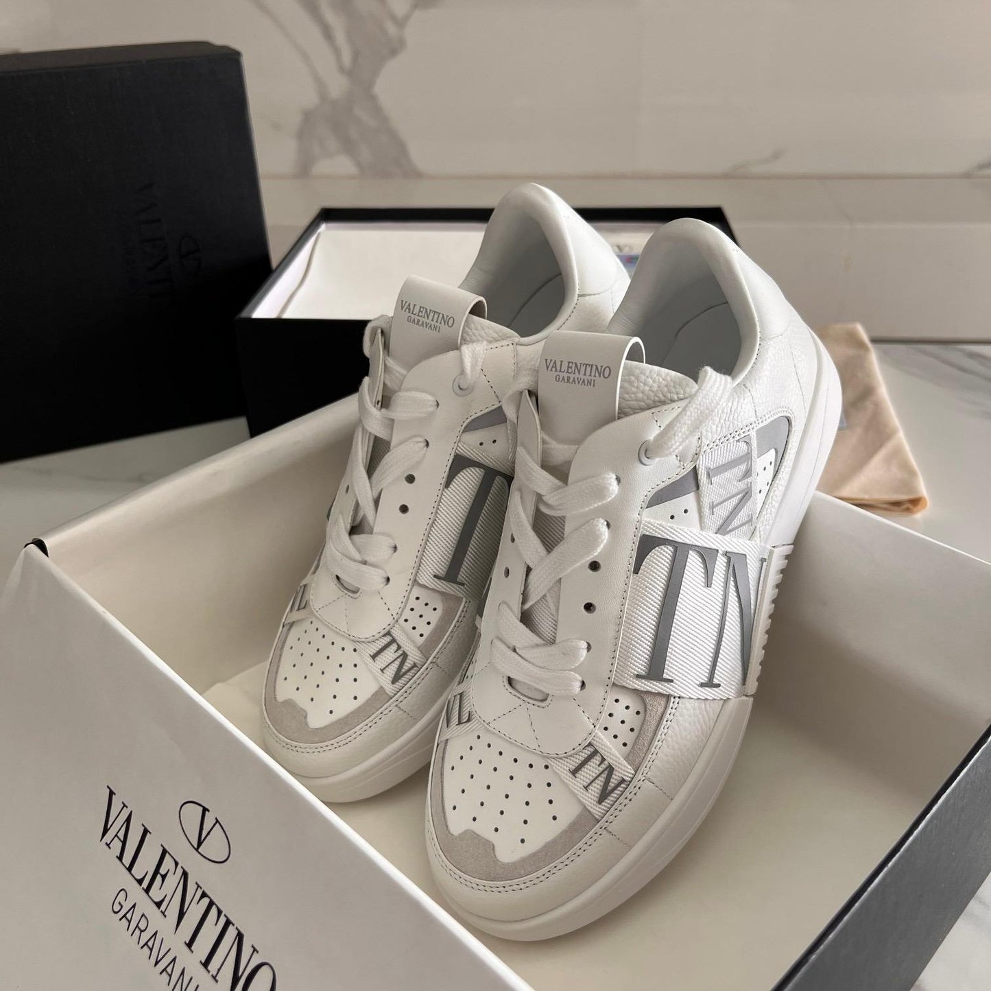 ולנטינו סניקרס לבן