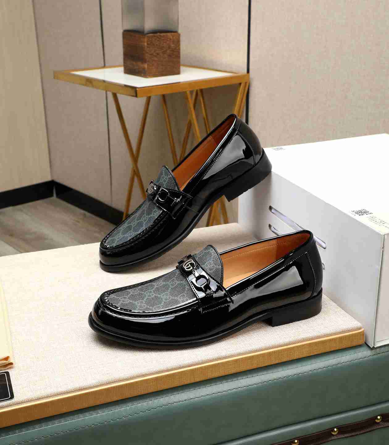 גוצ'י מוקסין שחור אפור חצי עור