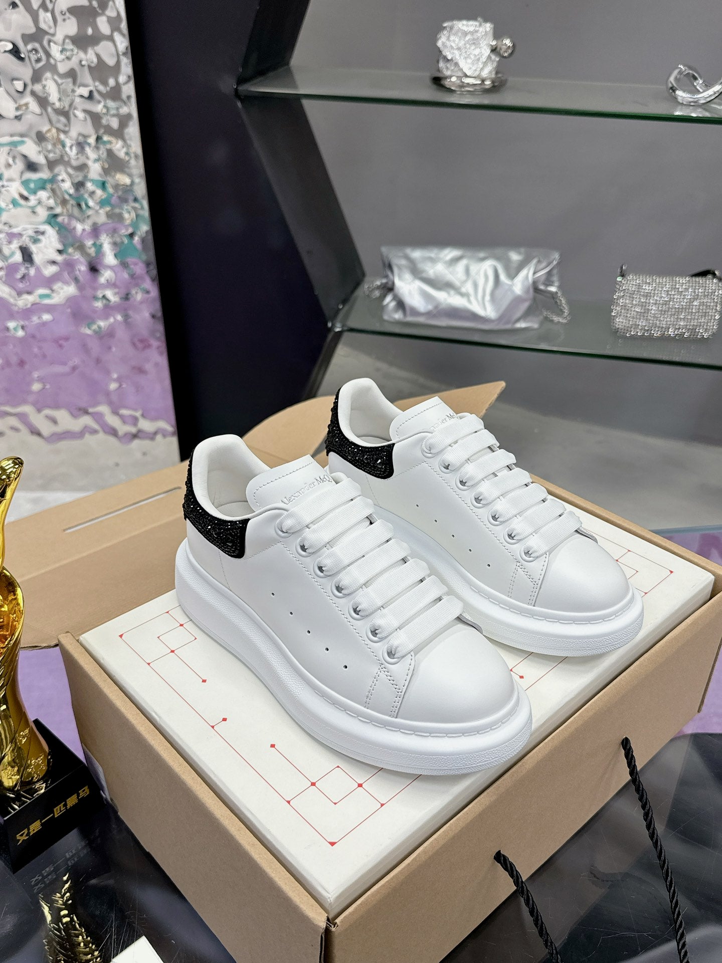 מקווין סניקרס לבן עם שחור נוצץ