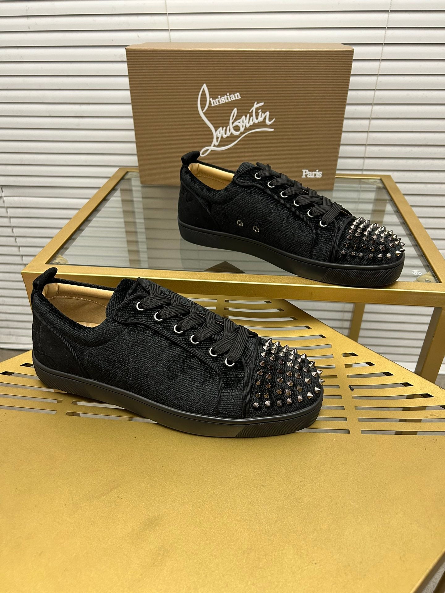 לובטיין סניקרס שחור ניטים