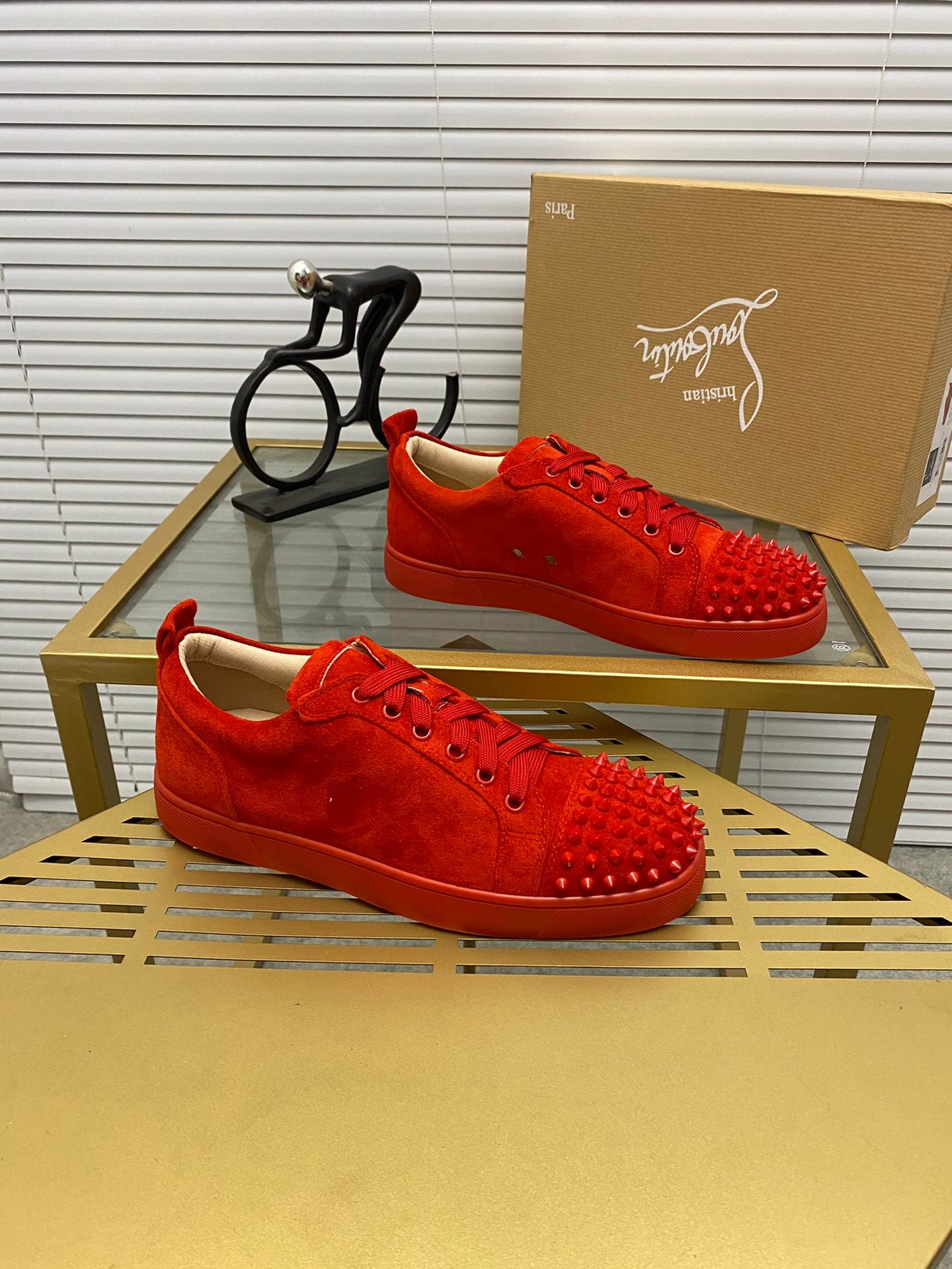 לובטיין סניקרס אדום