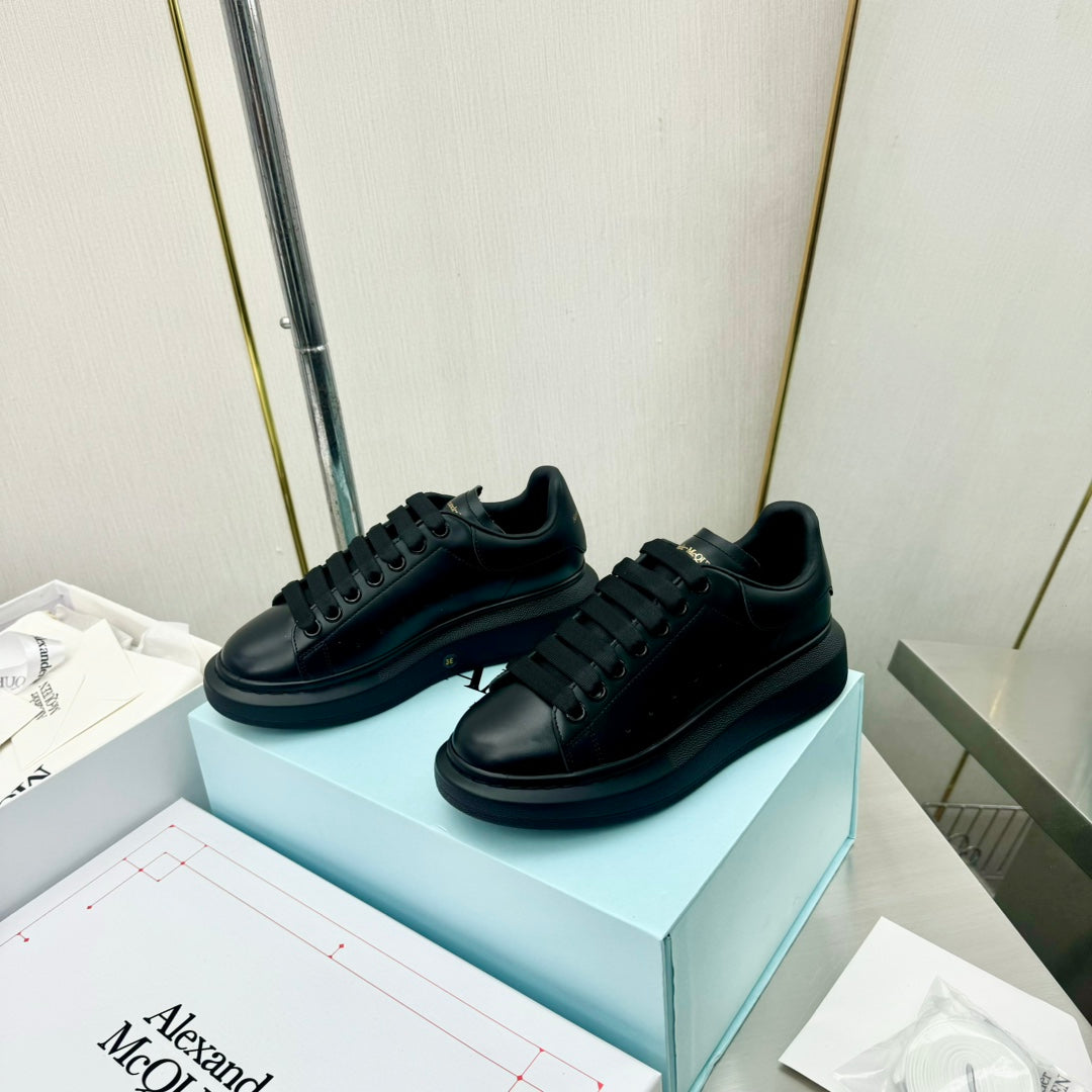 מקווין סניקרס שחור מט