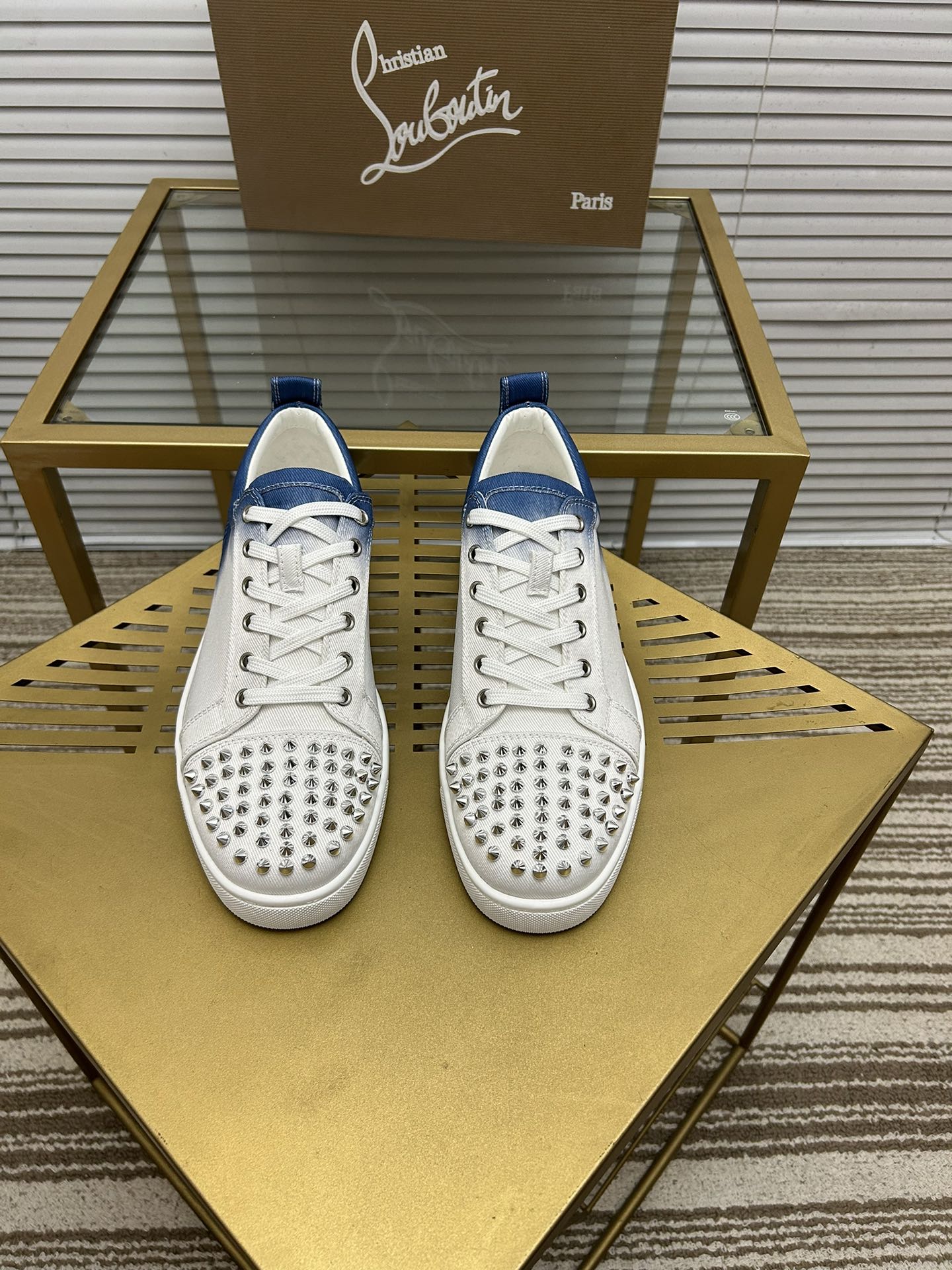 לובטיין סניקרס לבן חצי ג'ינס