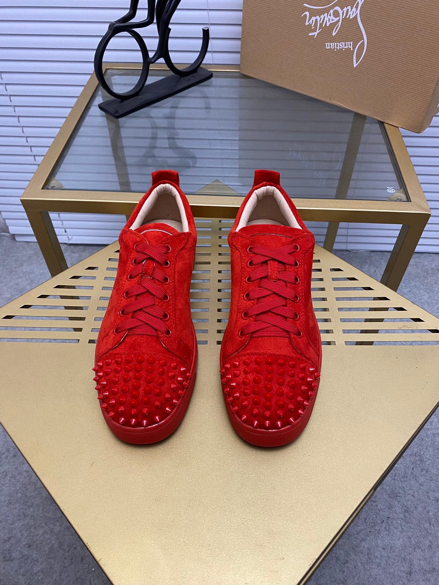 לובטיין סניקרס אדום