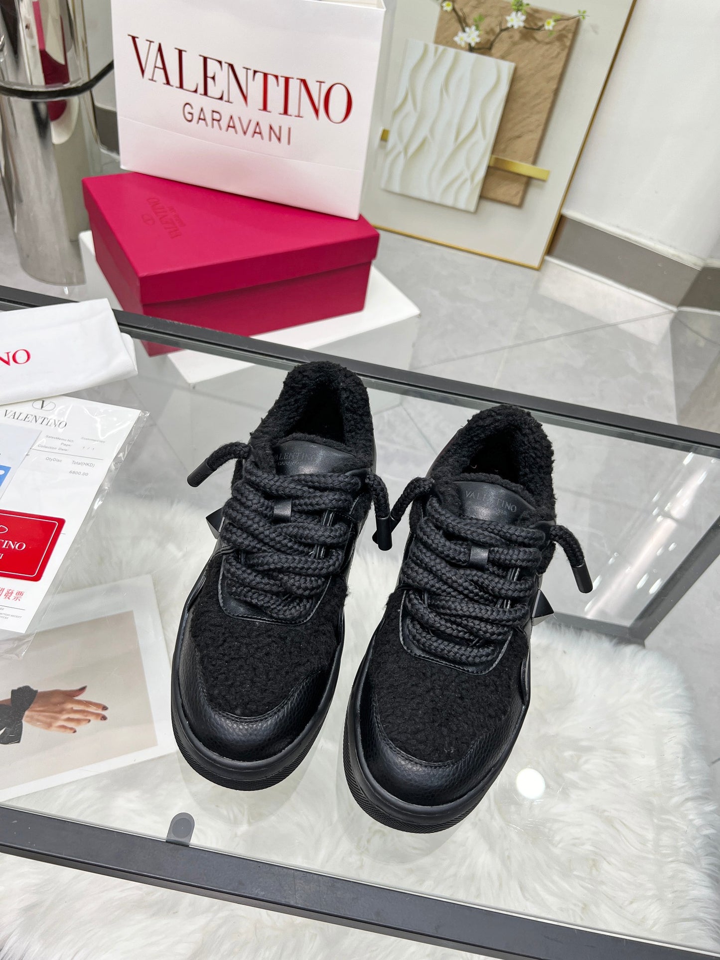 ולנטינו סניקרס פרווה שחור מט