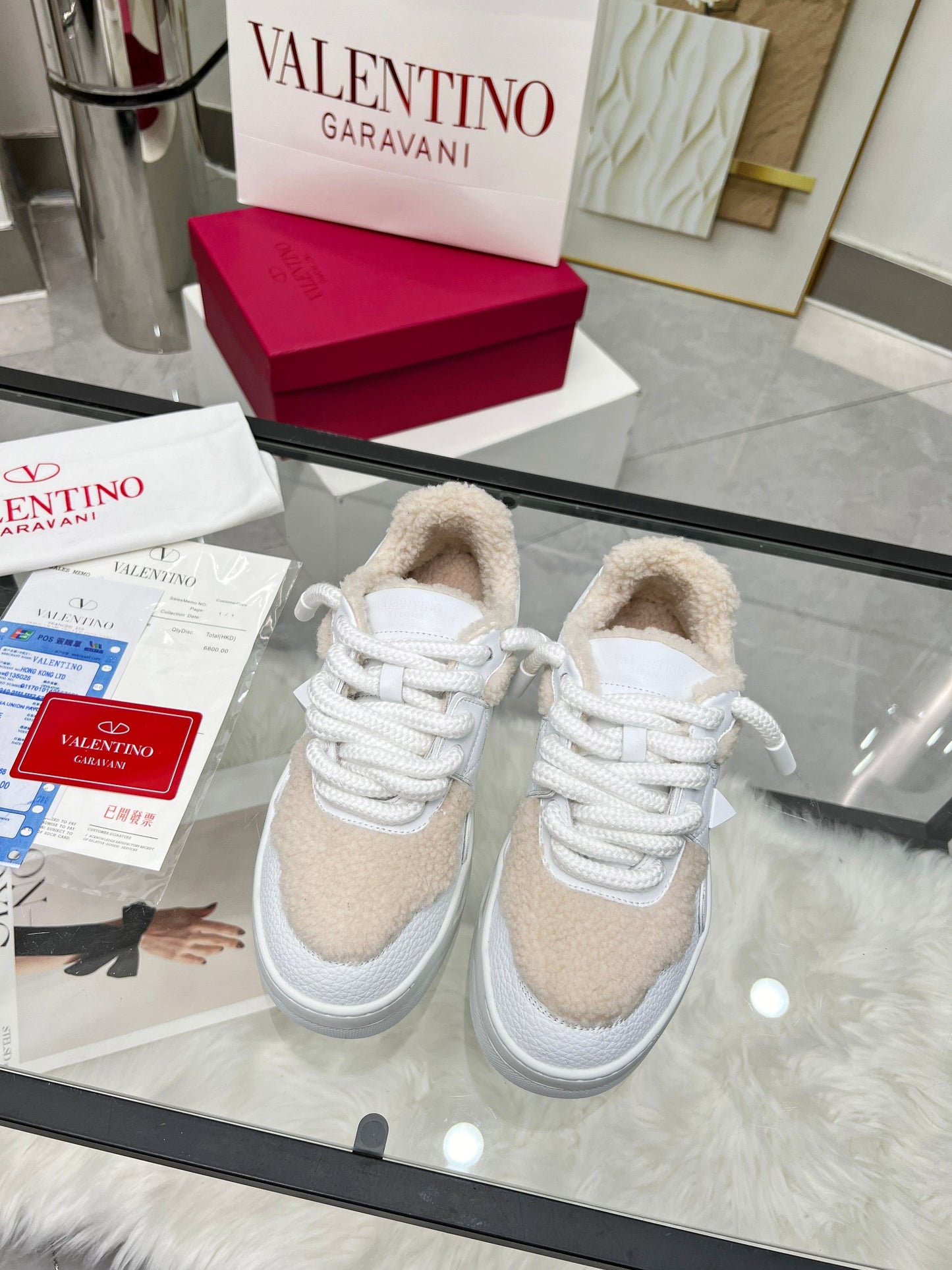 ולנטינו סניקרס פרווה לבן קרם