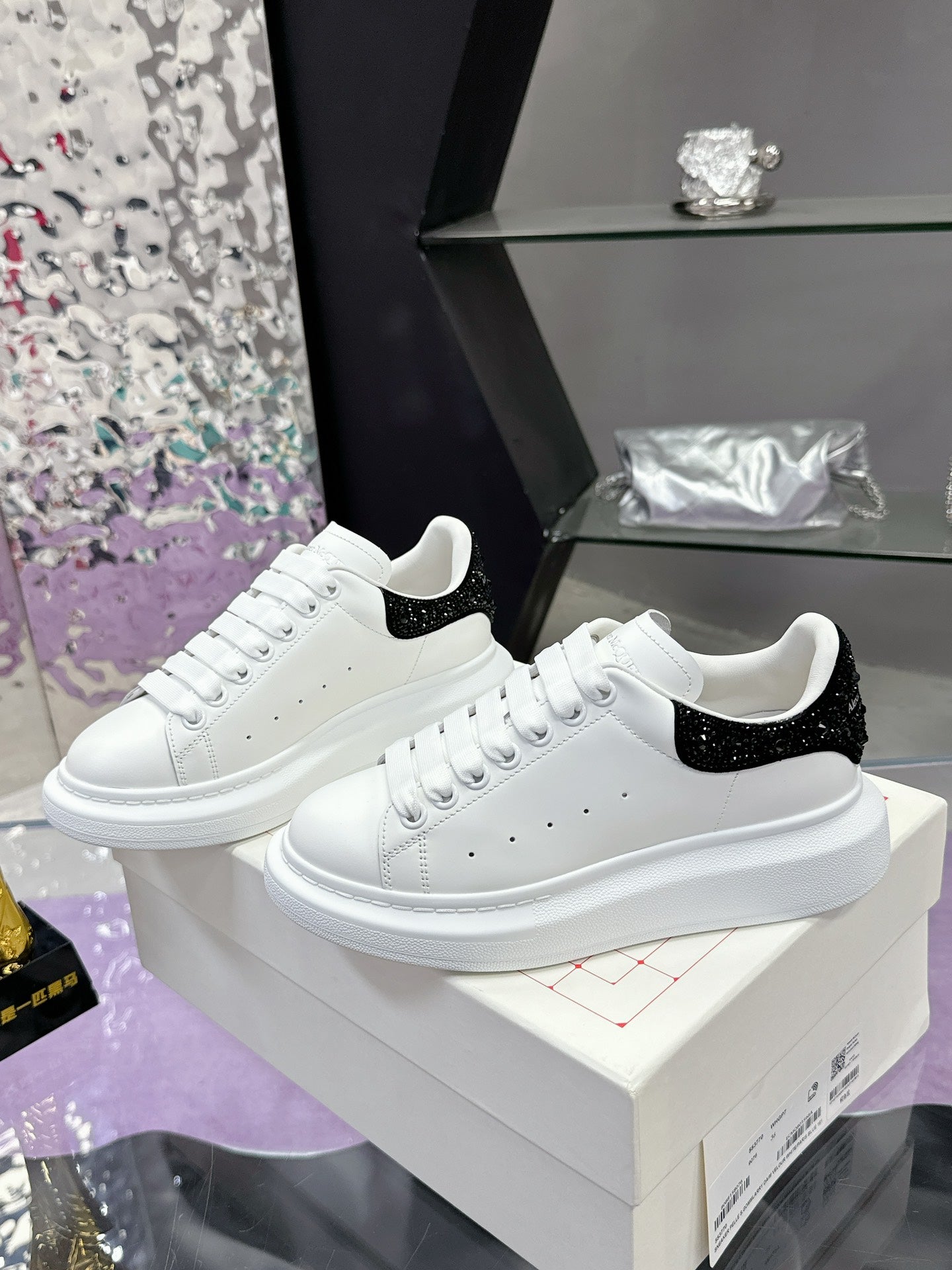 מקווין סניקרס לבן עם שחור נוצץ