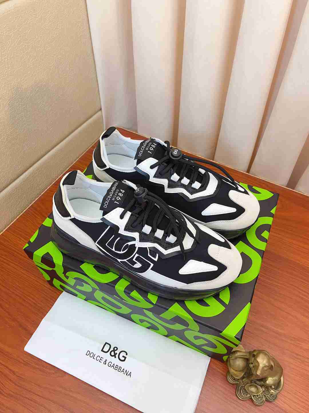 דולצ'ה גאבנה ספורט אלגנט שחור לבן