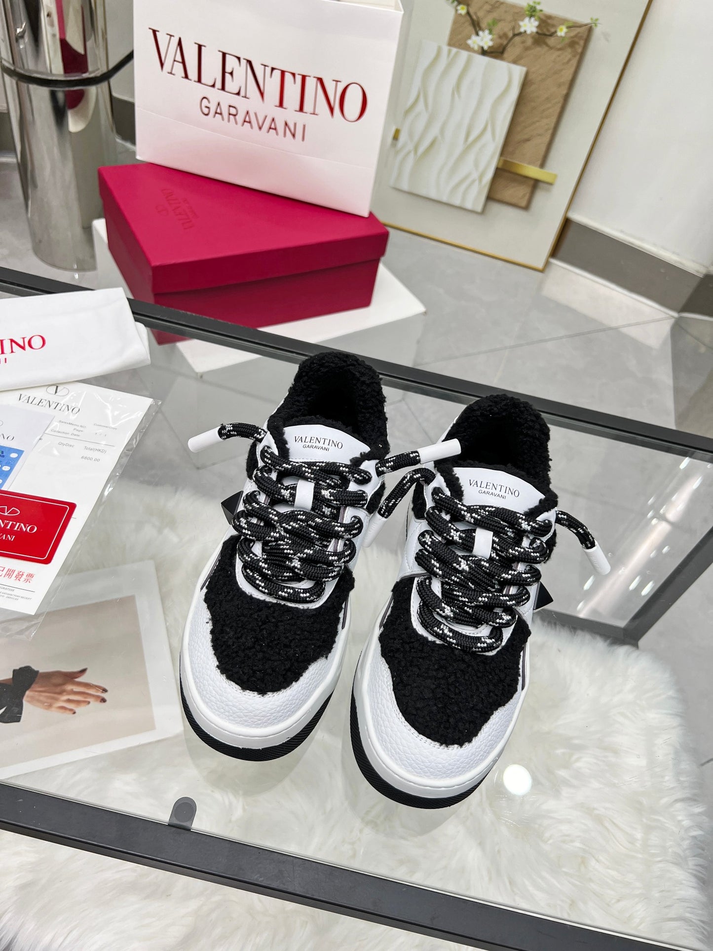 ולנטינו סניקרס פרווה שחור לבן