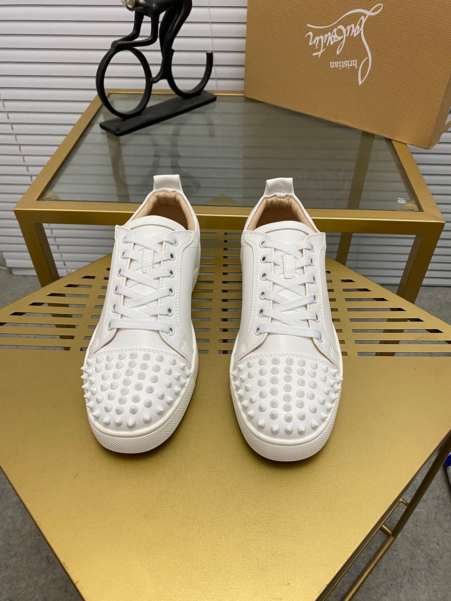 לובטיין סניקרס לבן