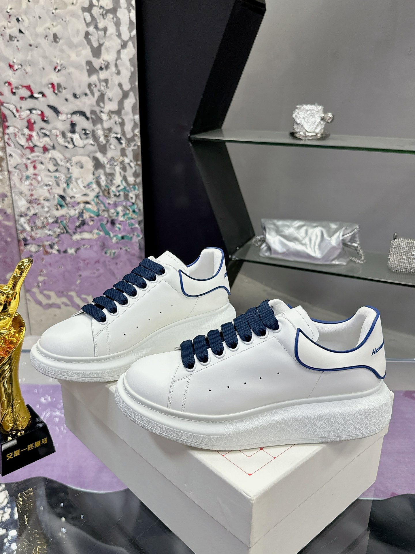 מקווין סניקרס לבן עם שרוך כחול