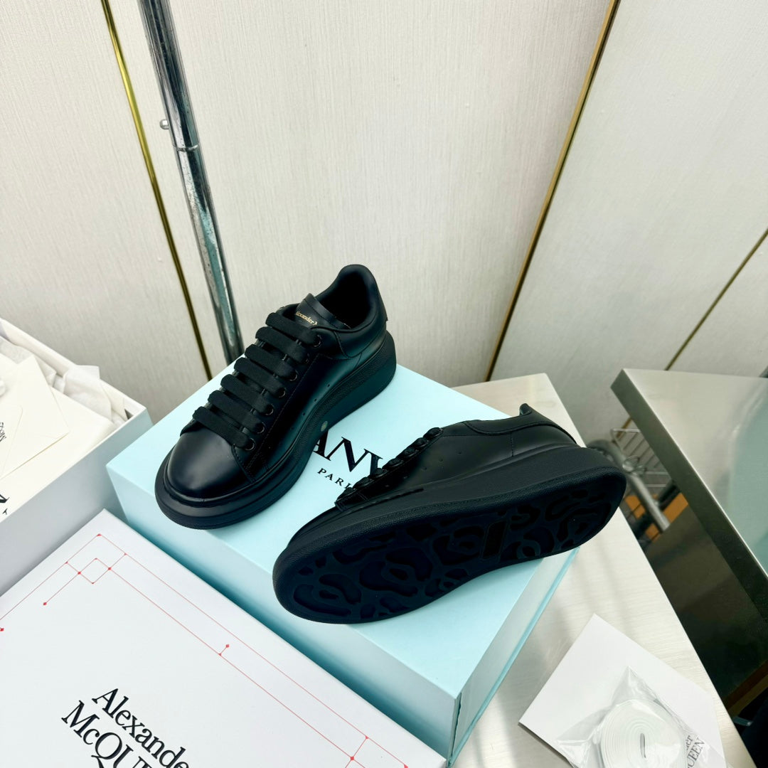 מקווין סניקרס שחור מט