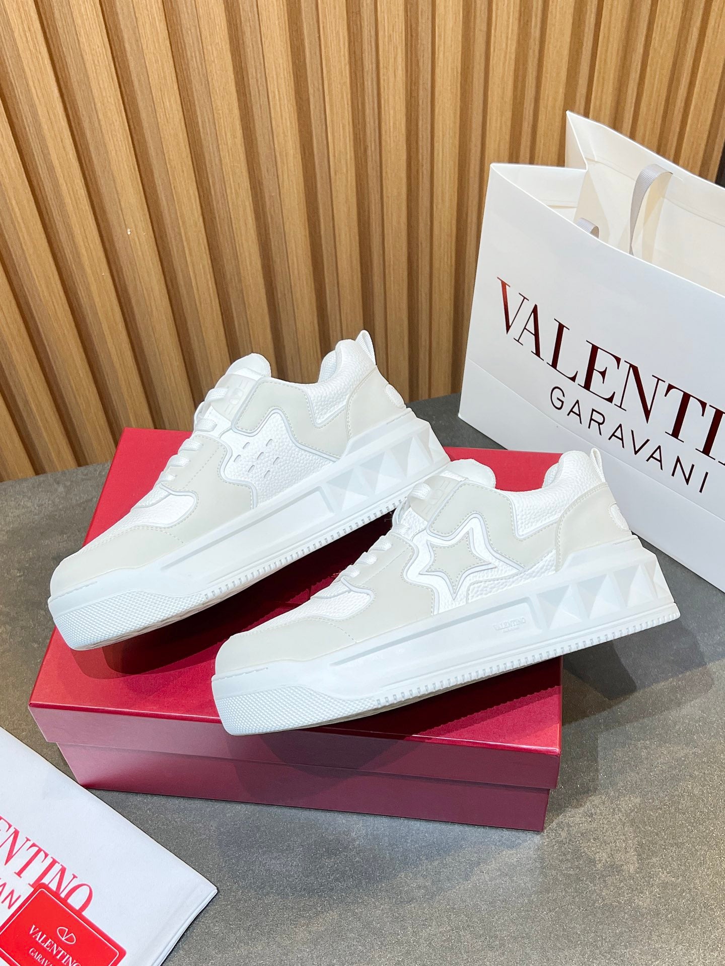 ולנטינו ספורט אלגנט לבן מט