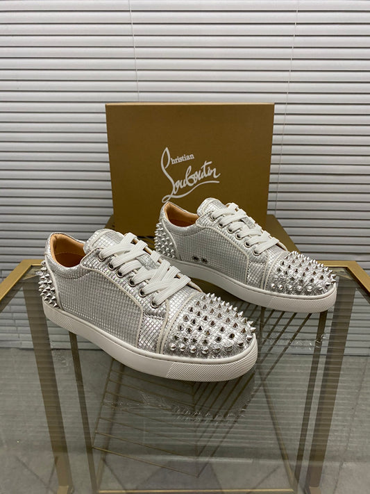 לובטיין סניקרס כסף