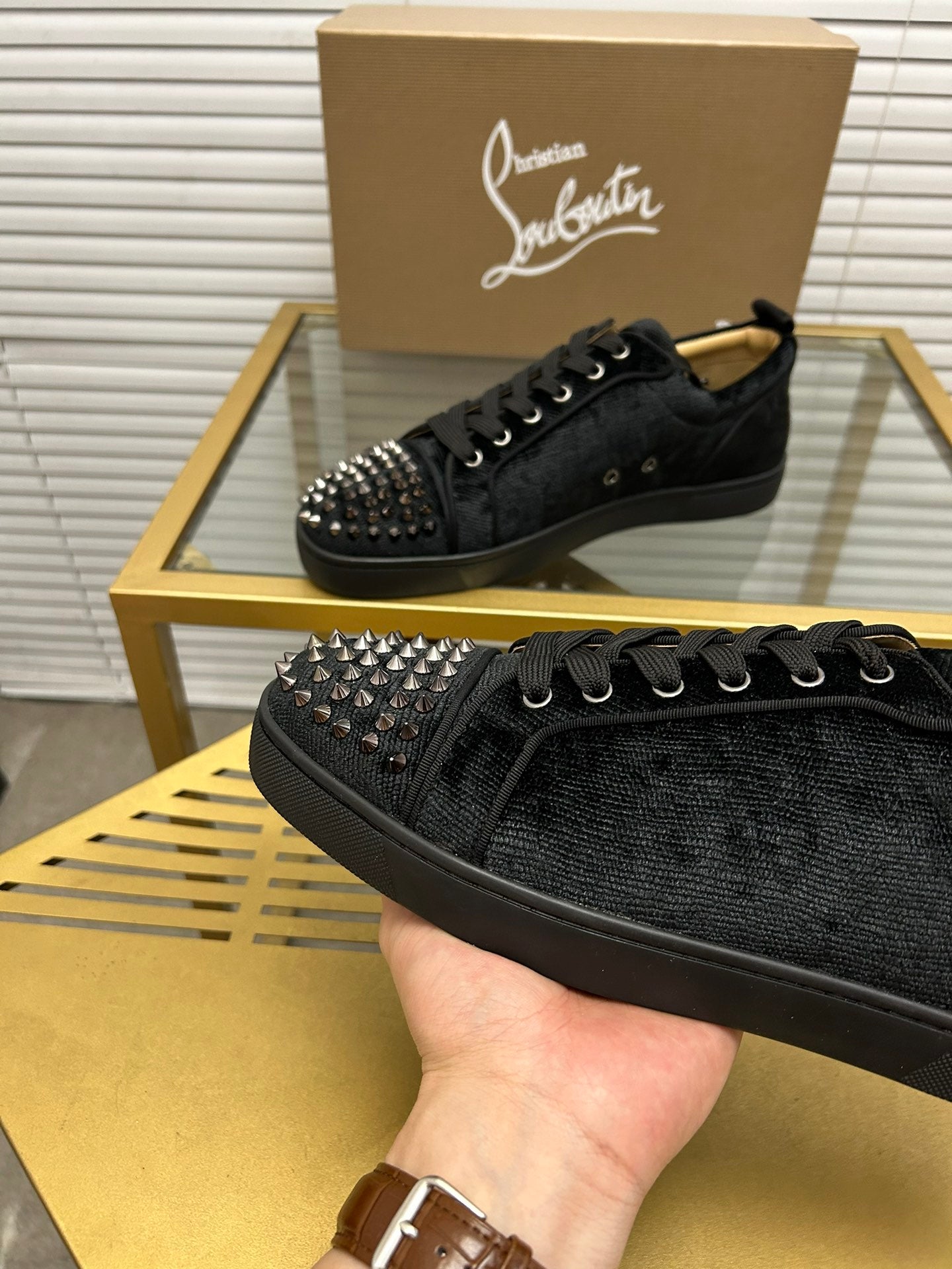 לובטיין סניקרס שחור ניטים