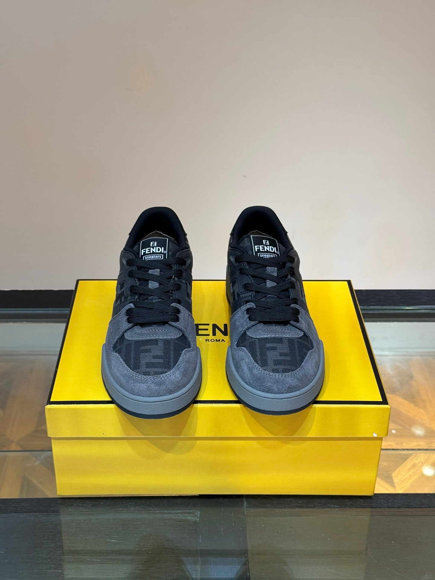 פנדי סניקרס שחור חצי עור