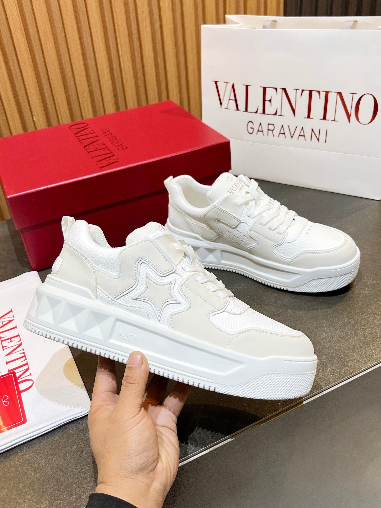 ולנטינו ספורט אלגנט לבן מט