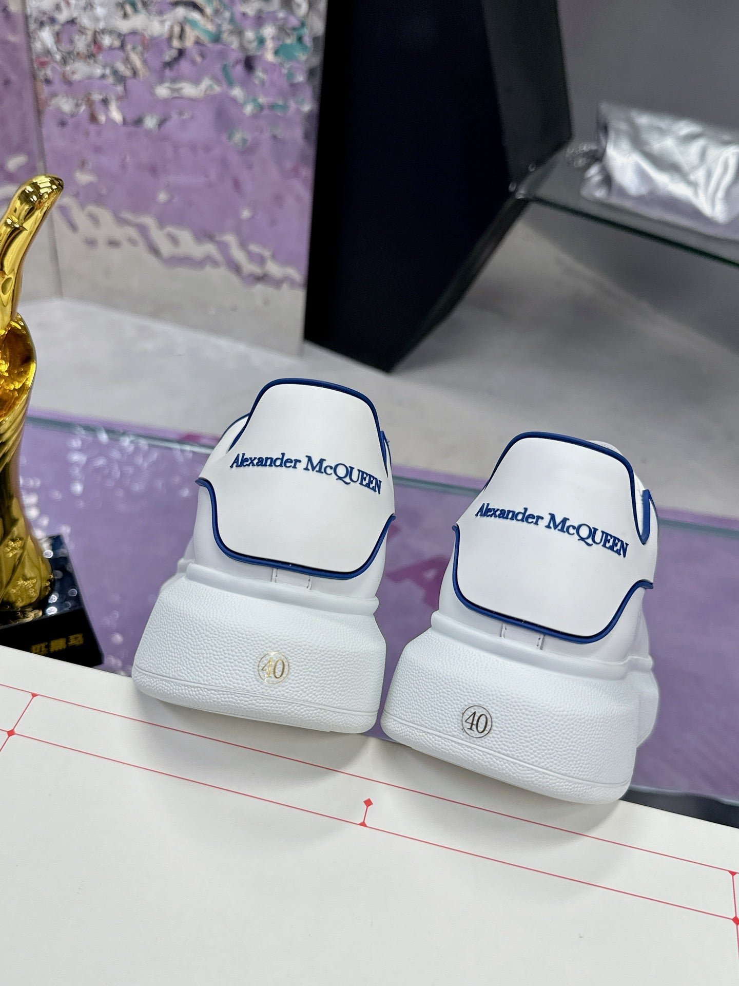 מקווין סניקרס לבן עם שרוך כחול