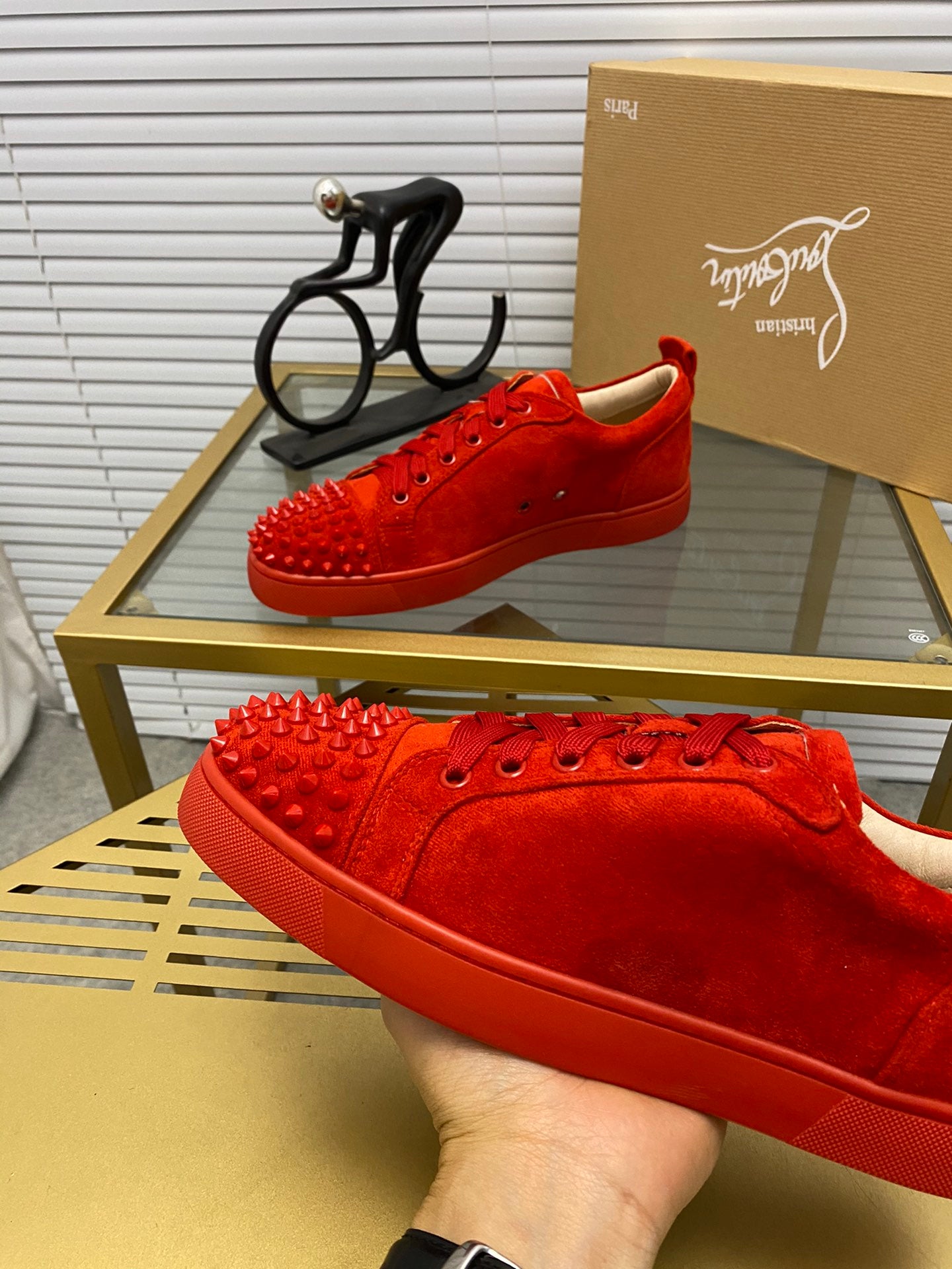 לובטיין סניקרס אדום