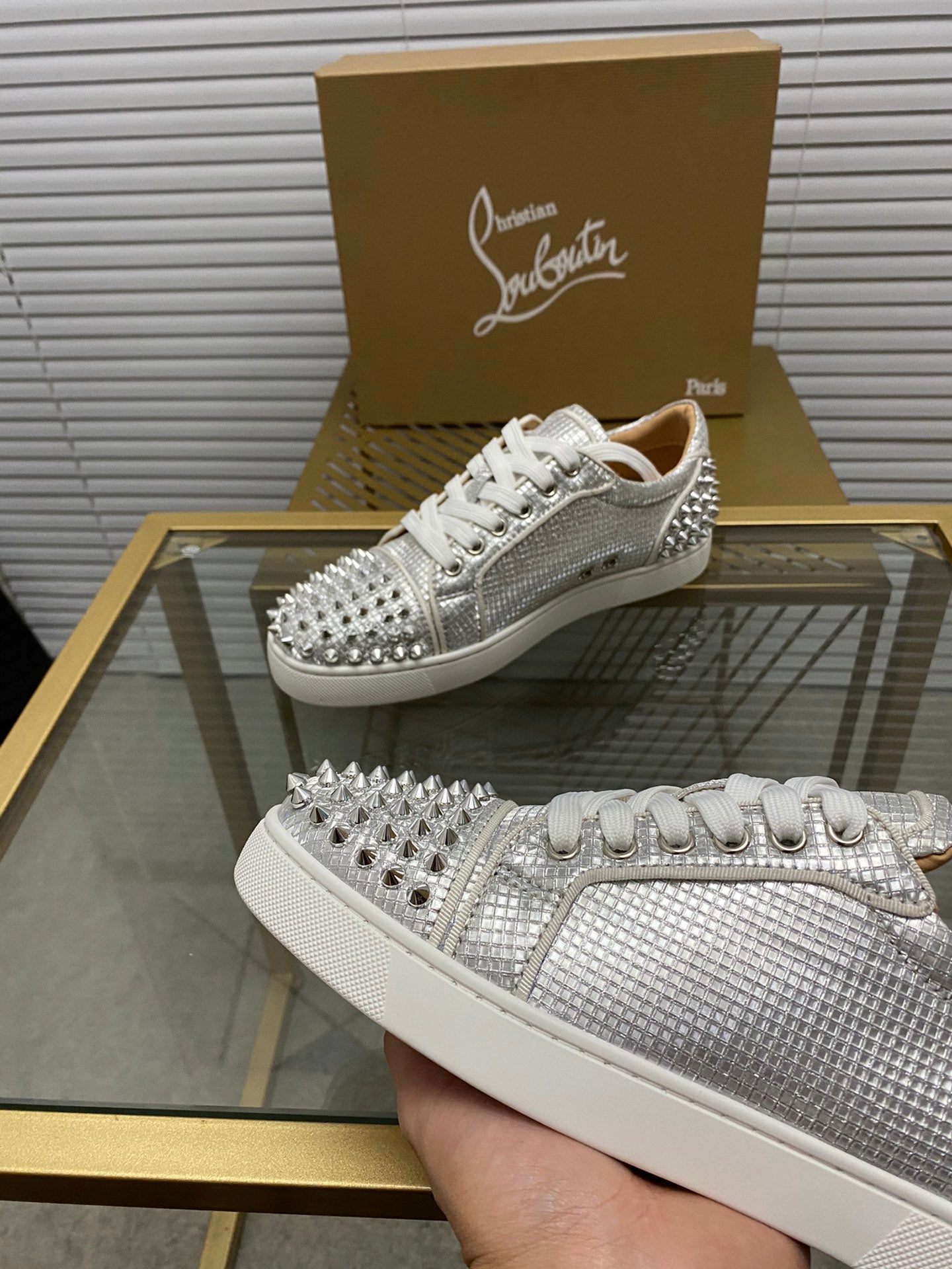 לובטיין סניקרס כסף