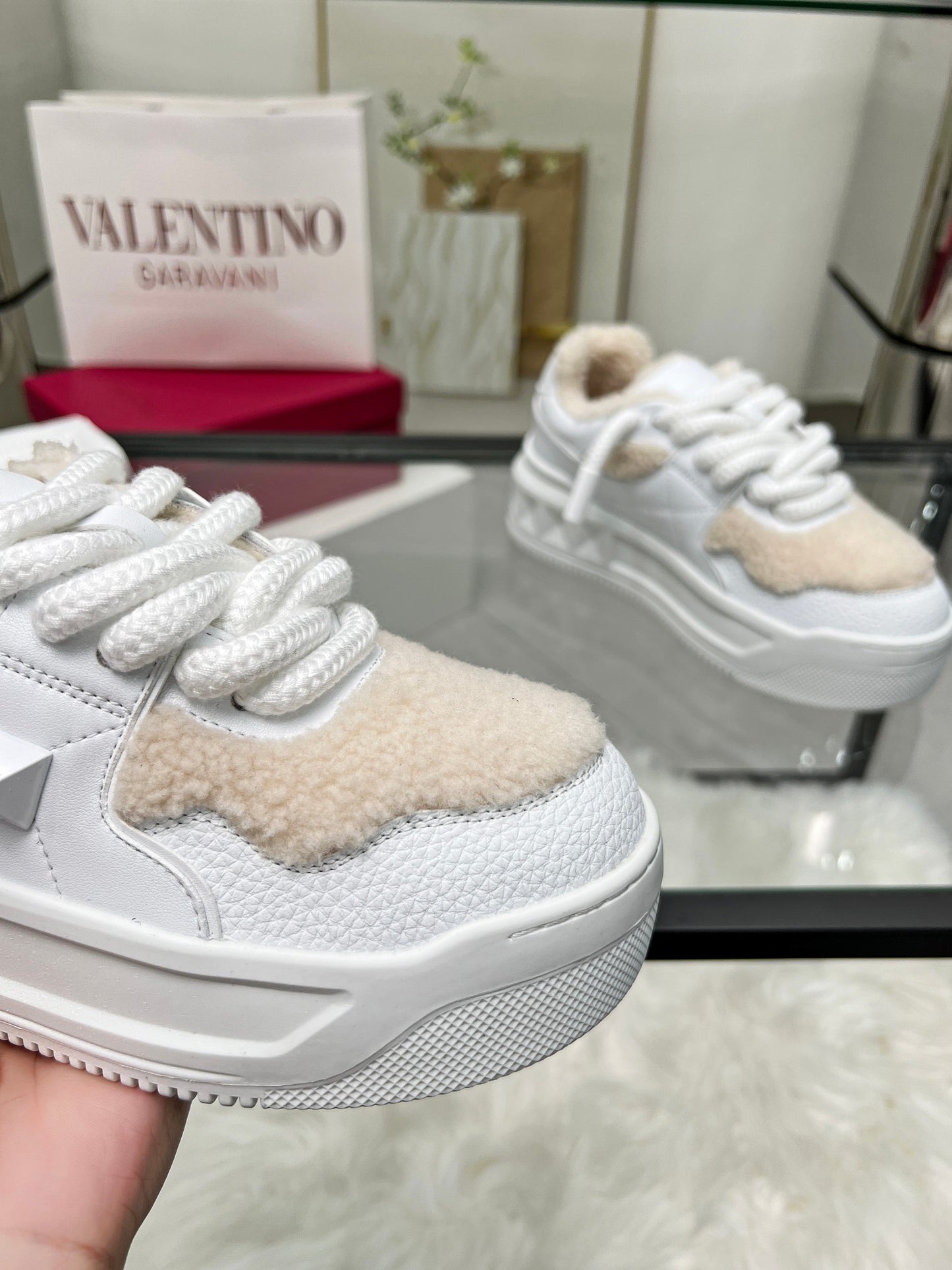 ולנטינו סניקרס פרווה לבן קרם