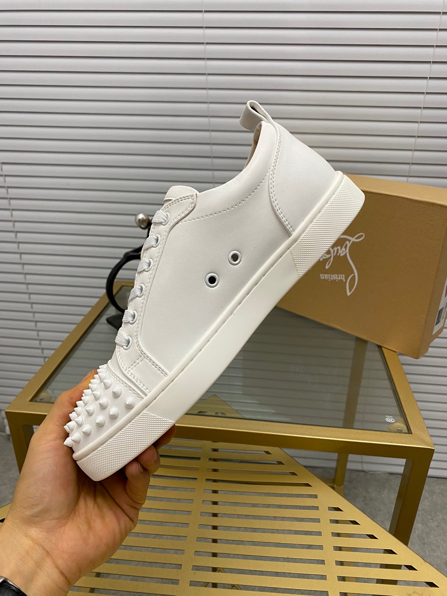 לובטיין סניקרס לבן