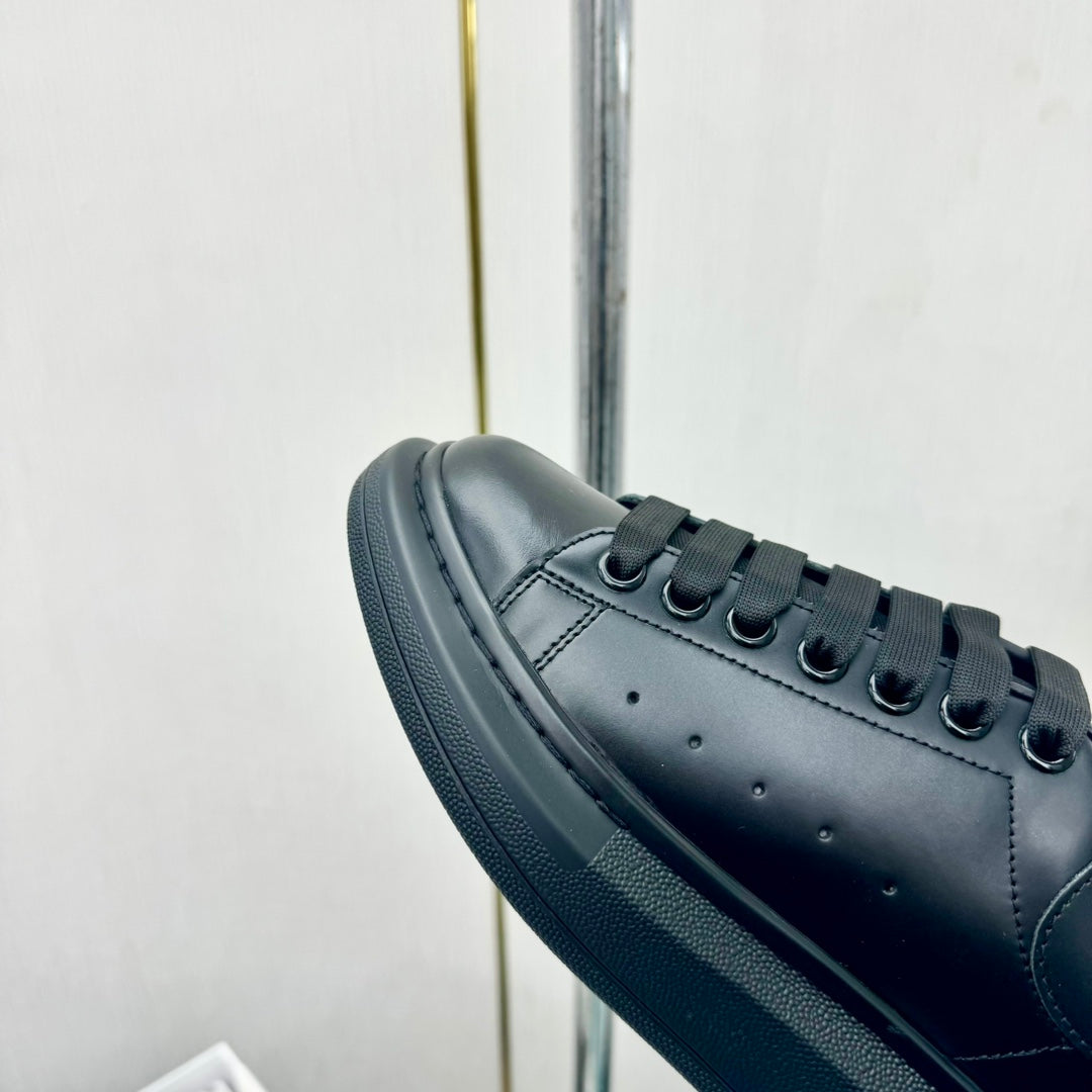 מקווין סניקרס שחור מט