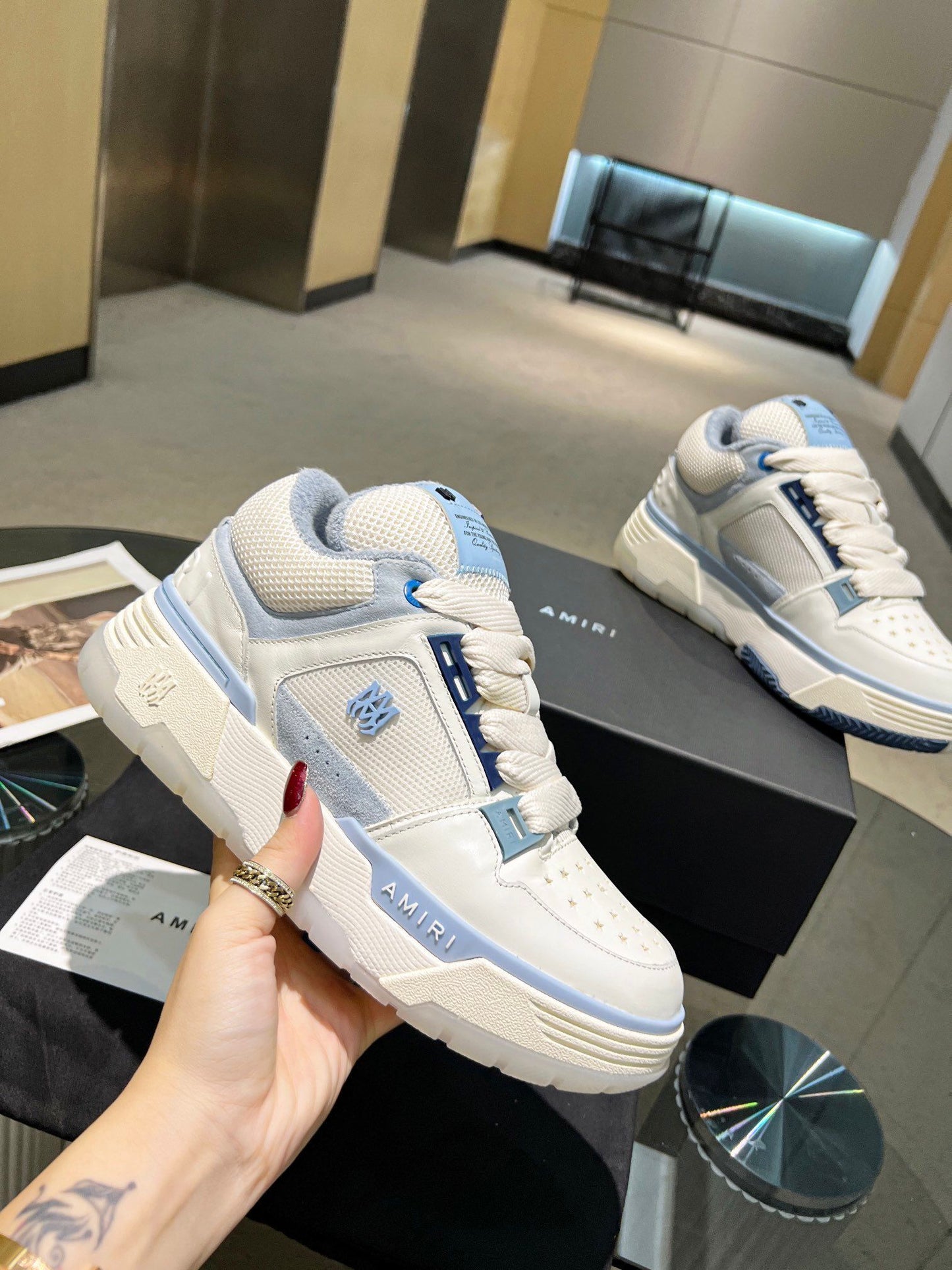 אמירי ספורט אלגנט לבן תכלת