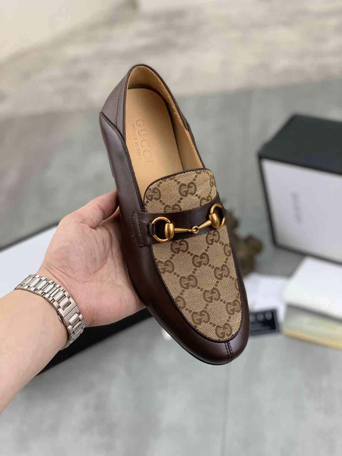 גוצ'י מוקסין חום חצי עור