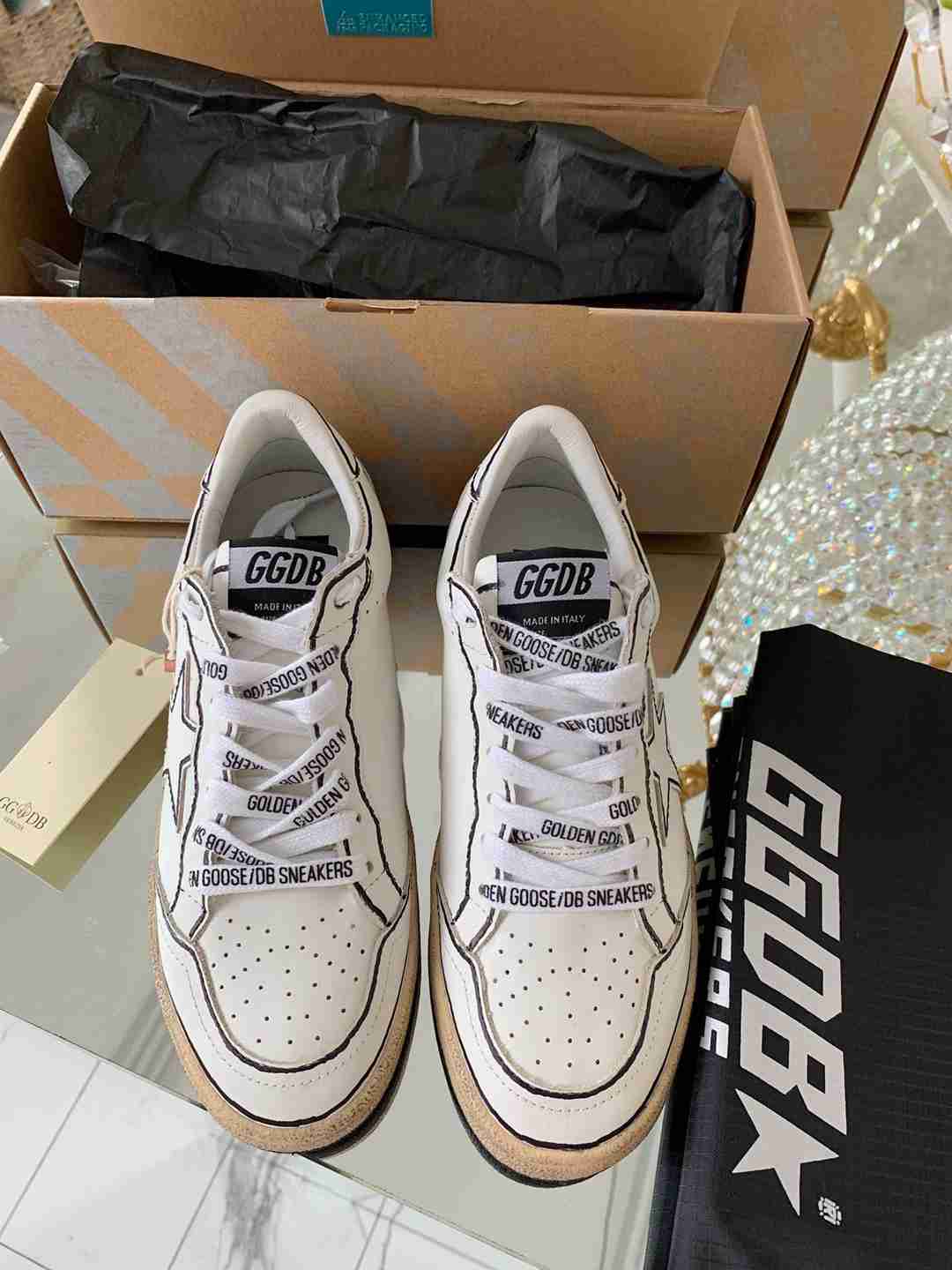 גולדן גוס סניקרס לבן שחור