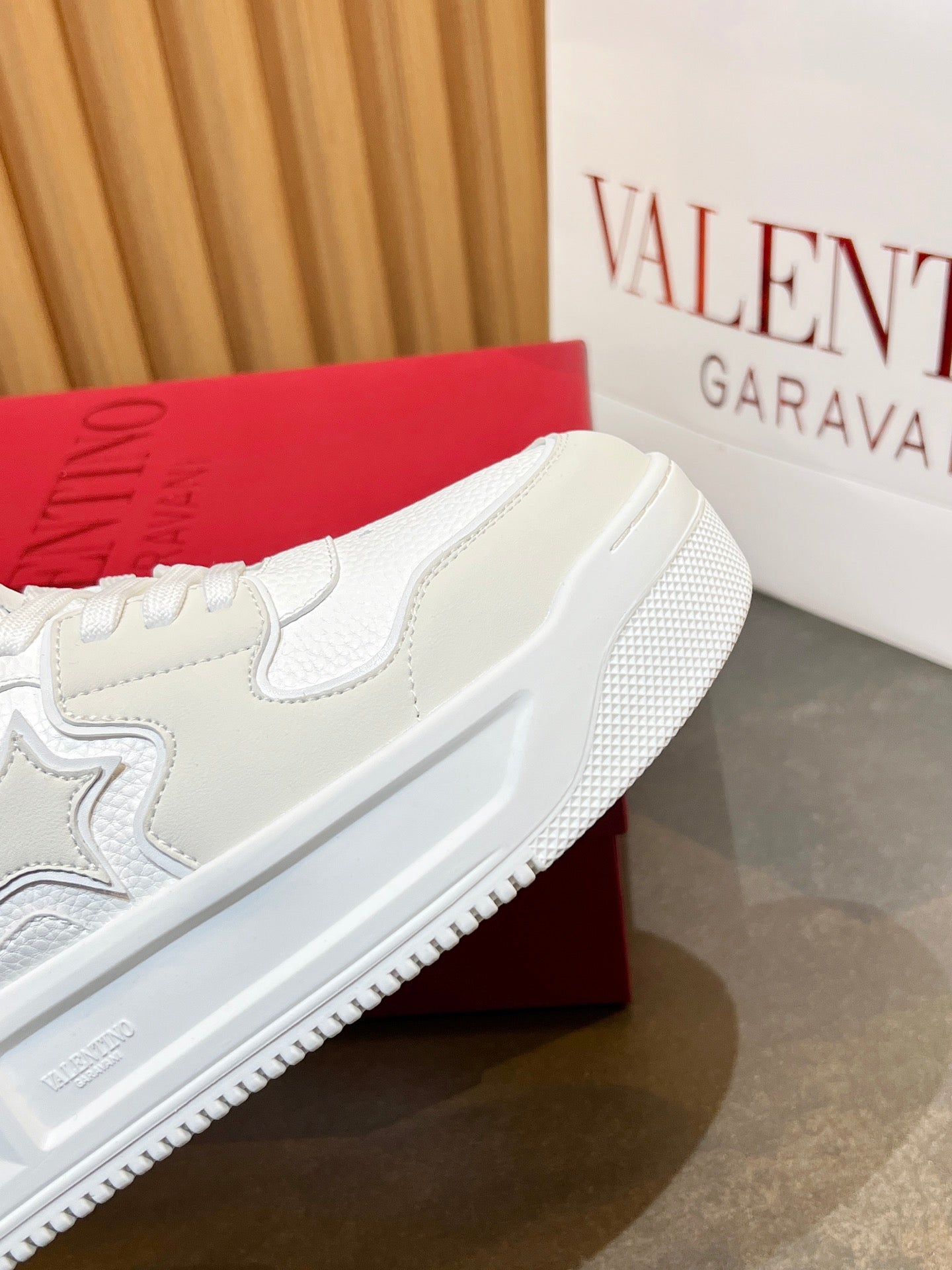 ולנטינו ספורט אלגנט לבן מט