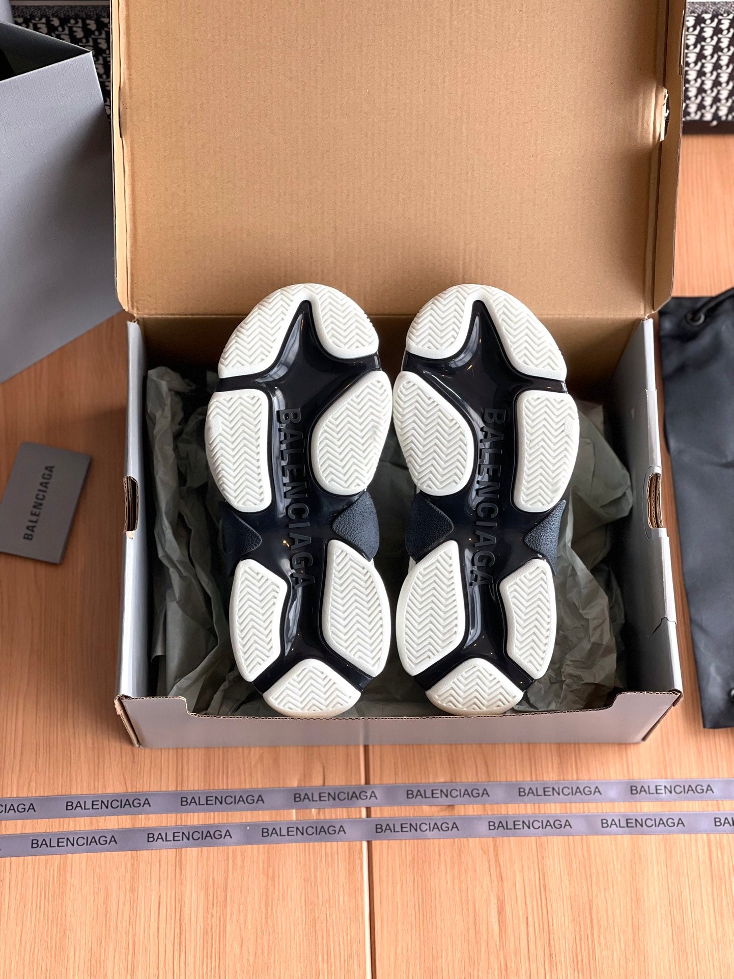 באלנסיאגה ספורט אלגנט לבן