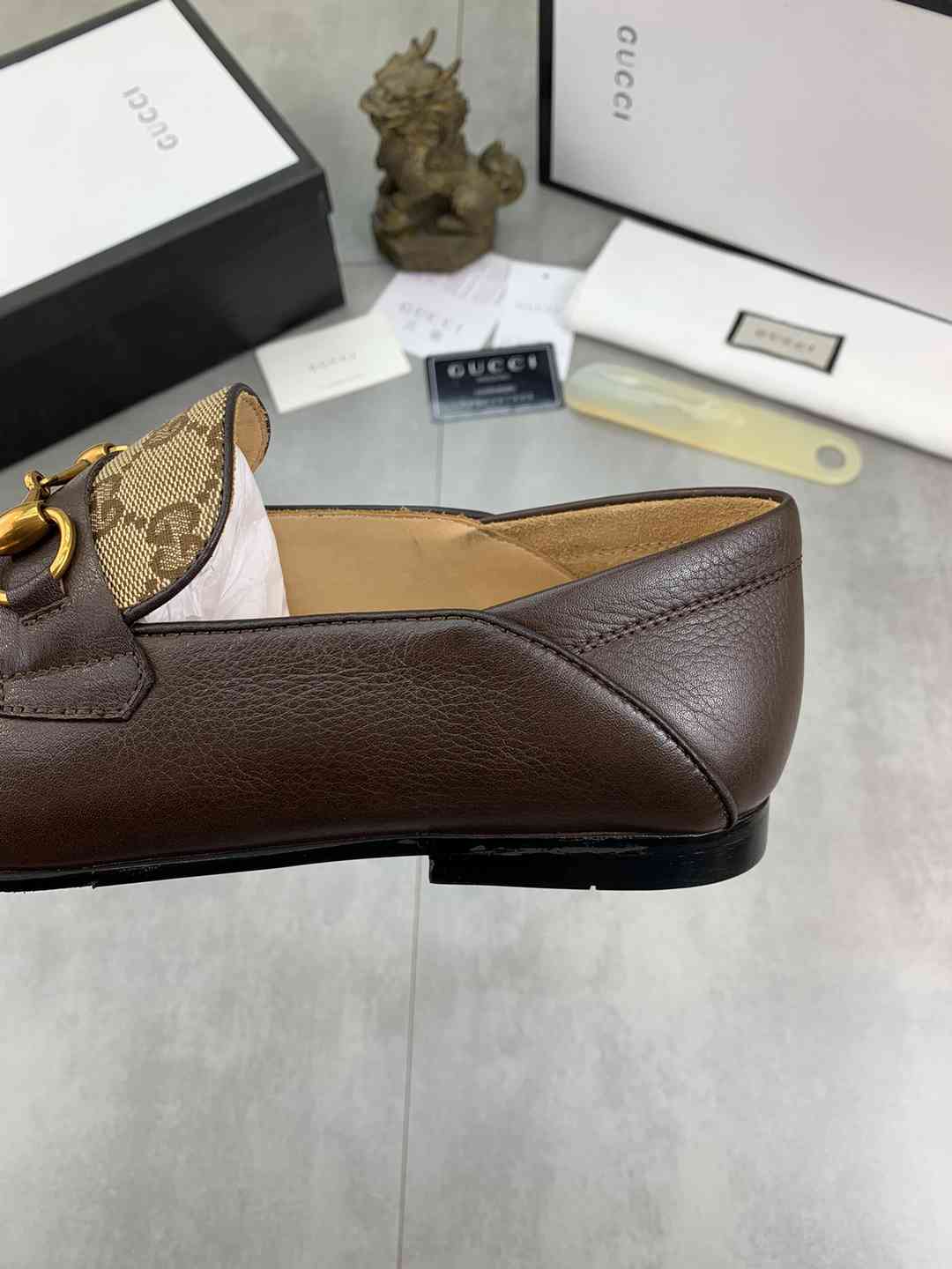 גוצ'י מוקסין חום חצי עור