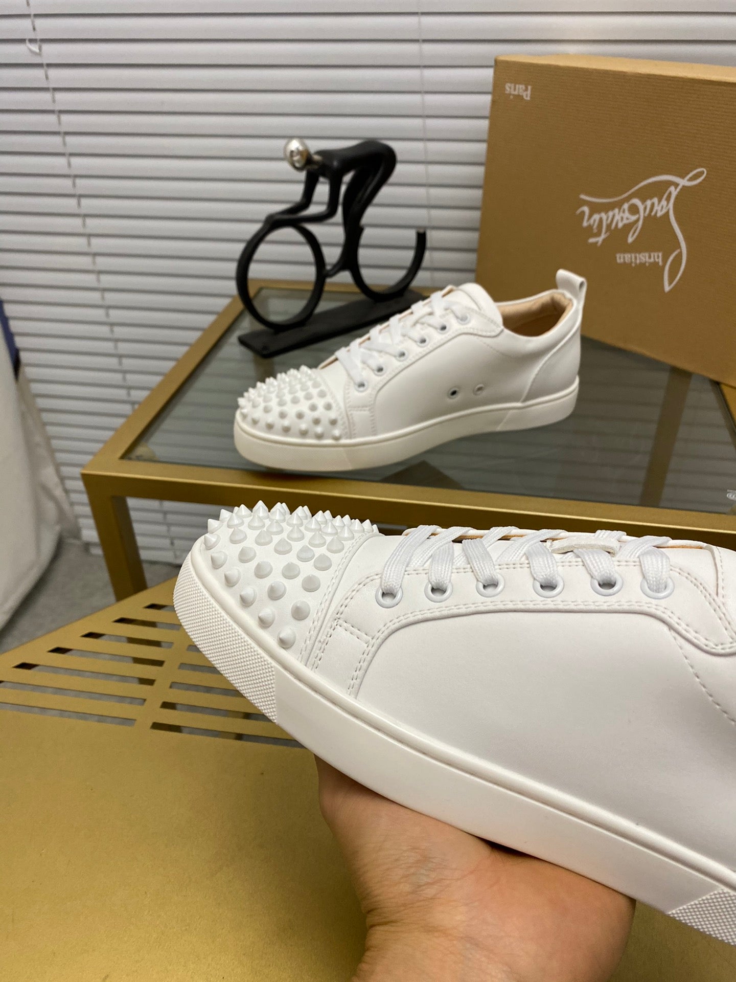 לובטיין סניקרס לבן